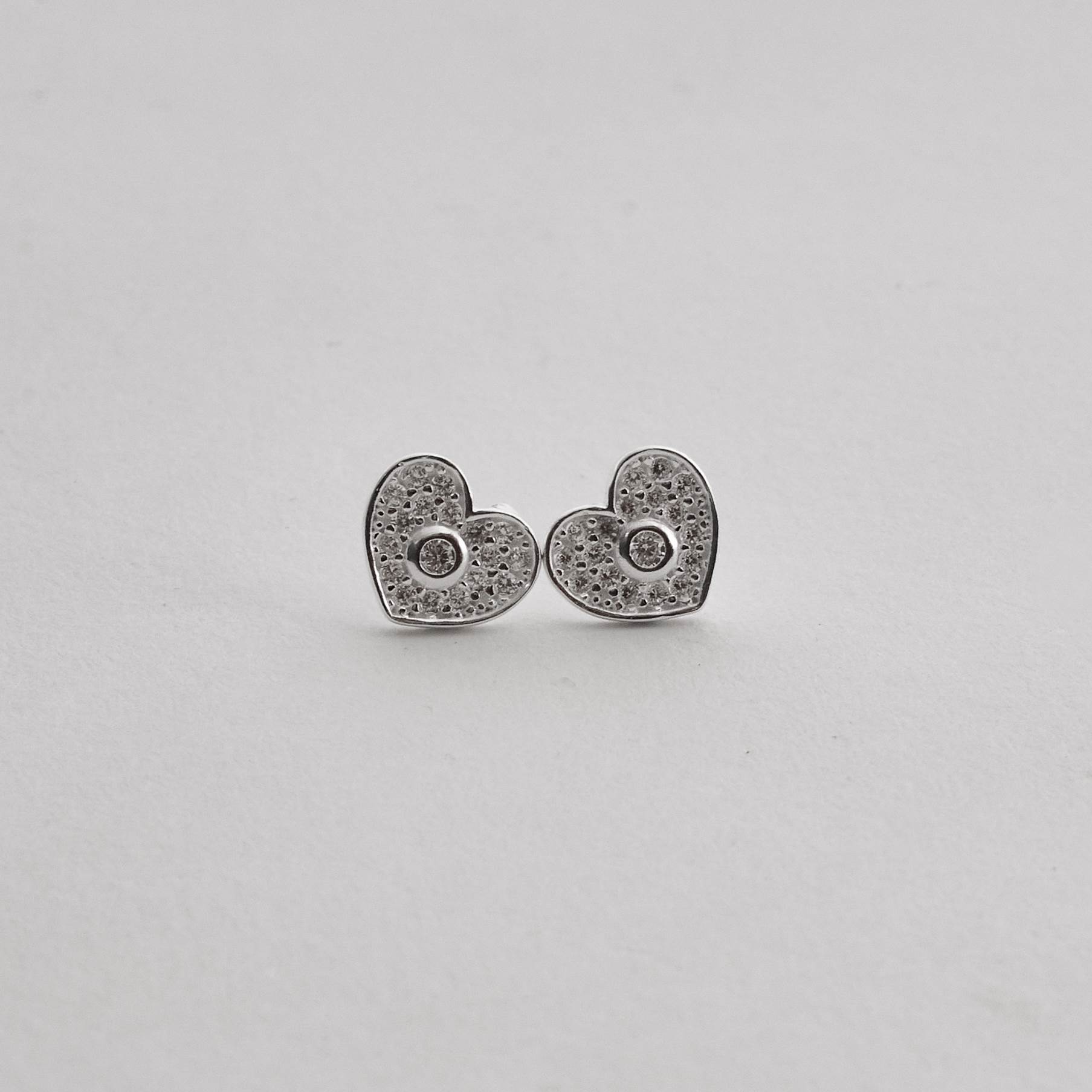 Imagem Brinco coração cravejado detalhe zircônia 8mm