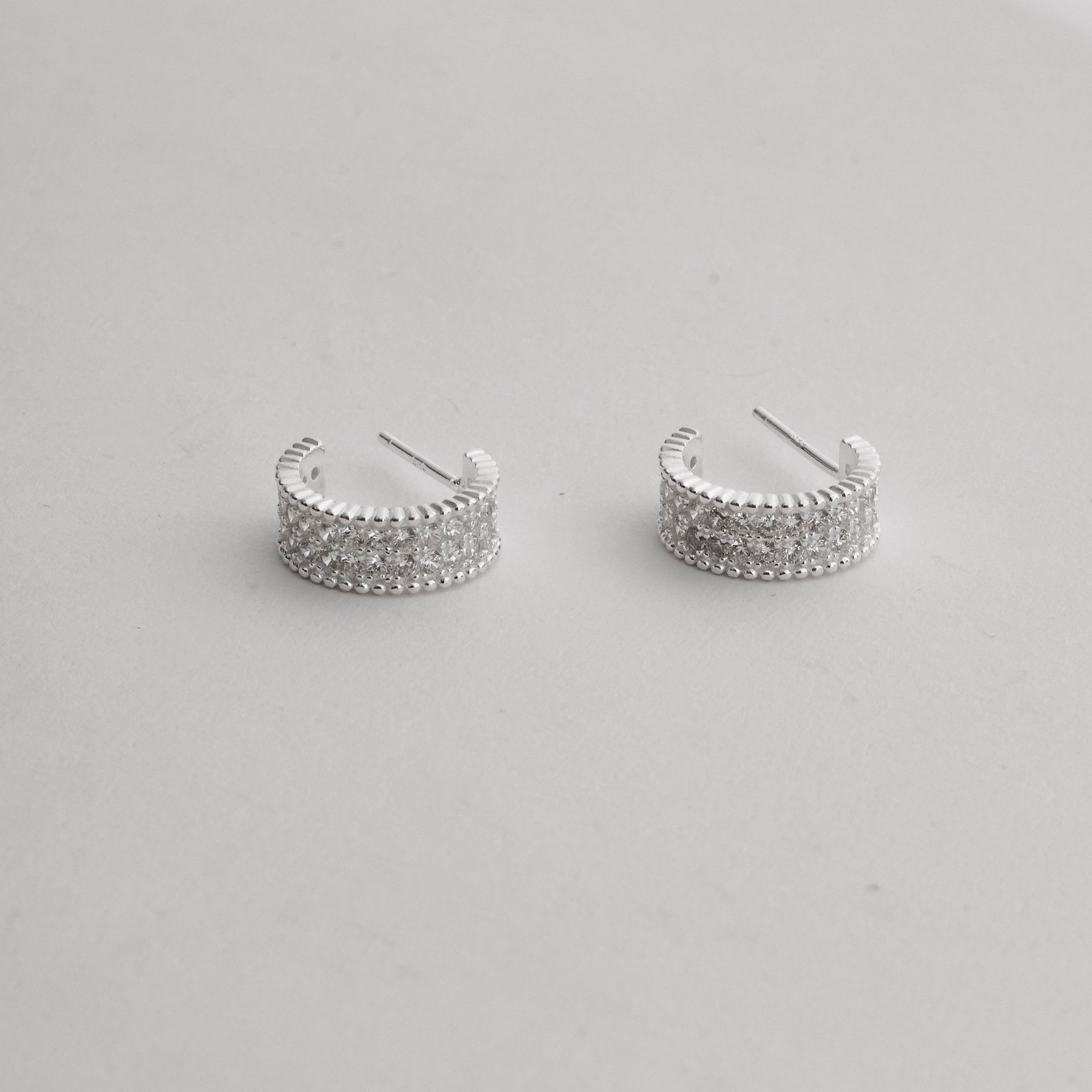 Argola larga cravejada 14mm tarraxa