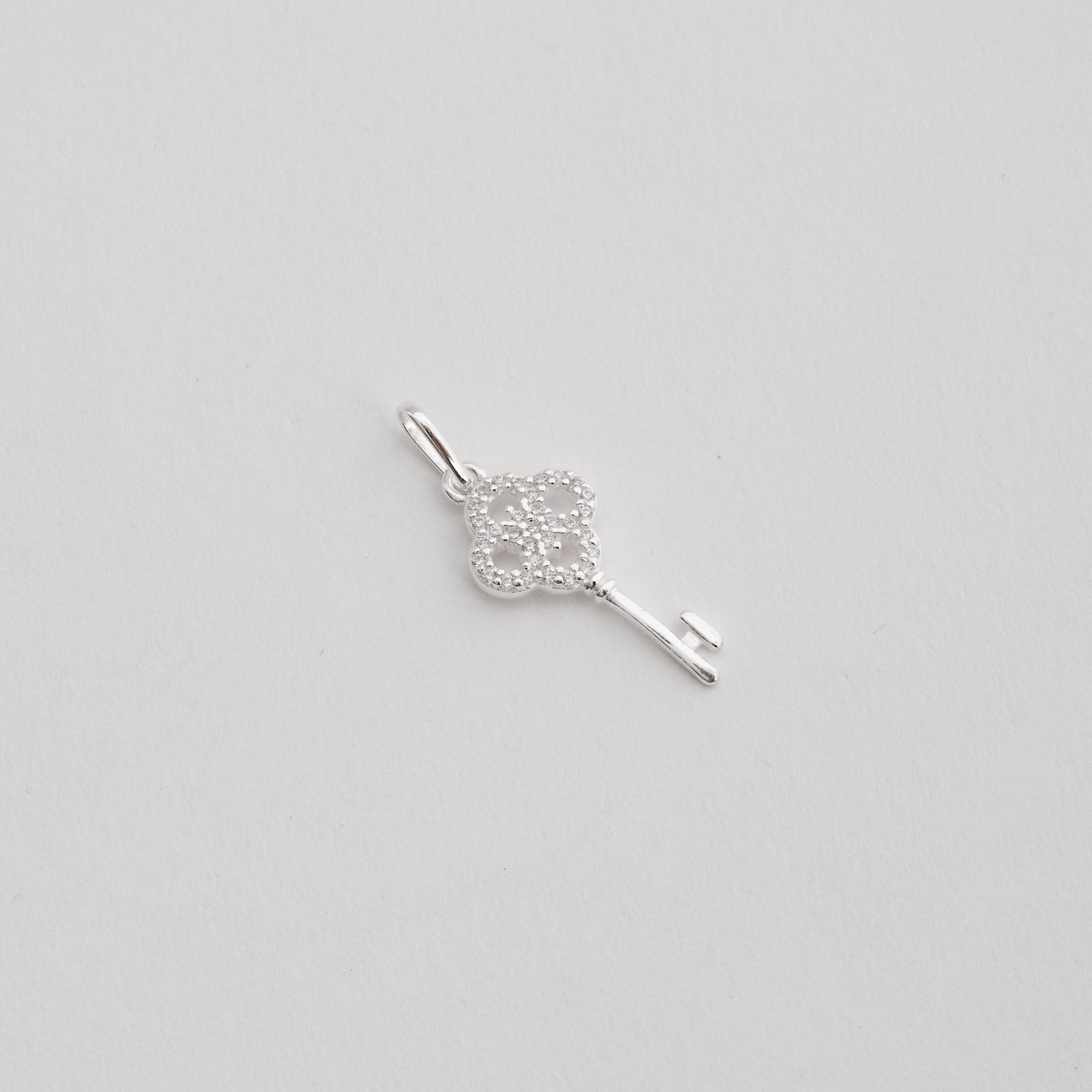 Pingente chave cravejada 20mm