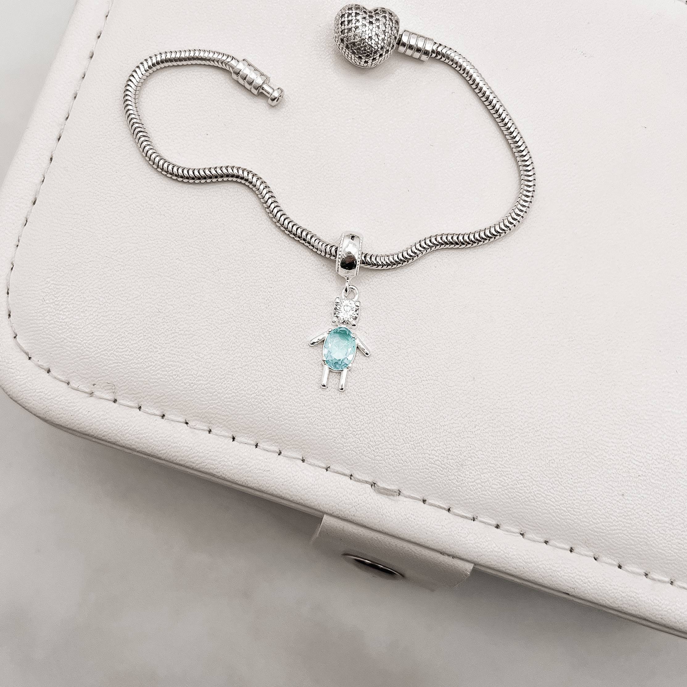 Berloque pingente menino zircônia azul claro 15mm