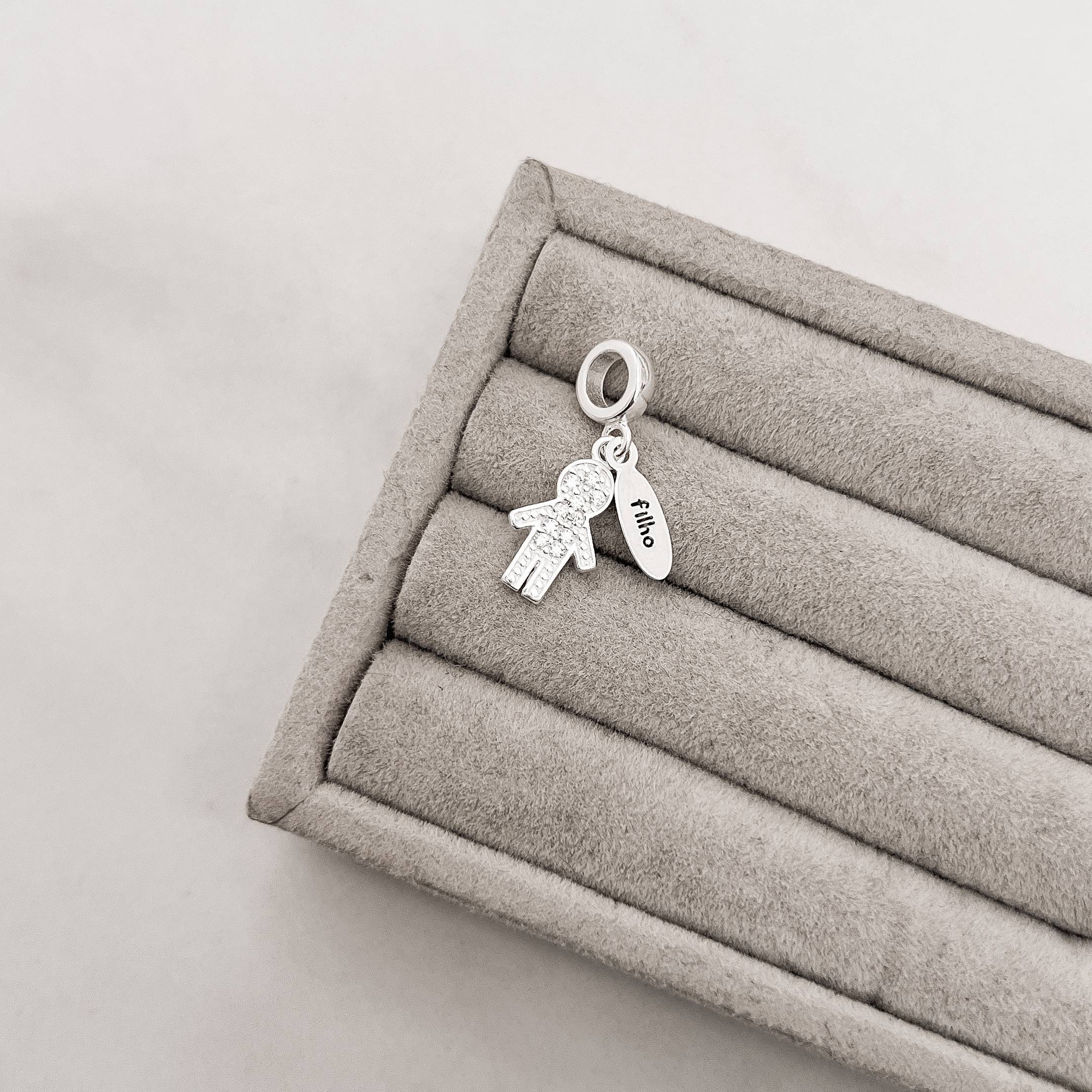 Berloque pingente menino cravejado com placa escrito filho