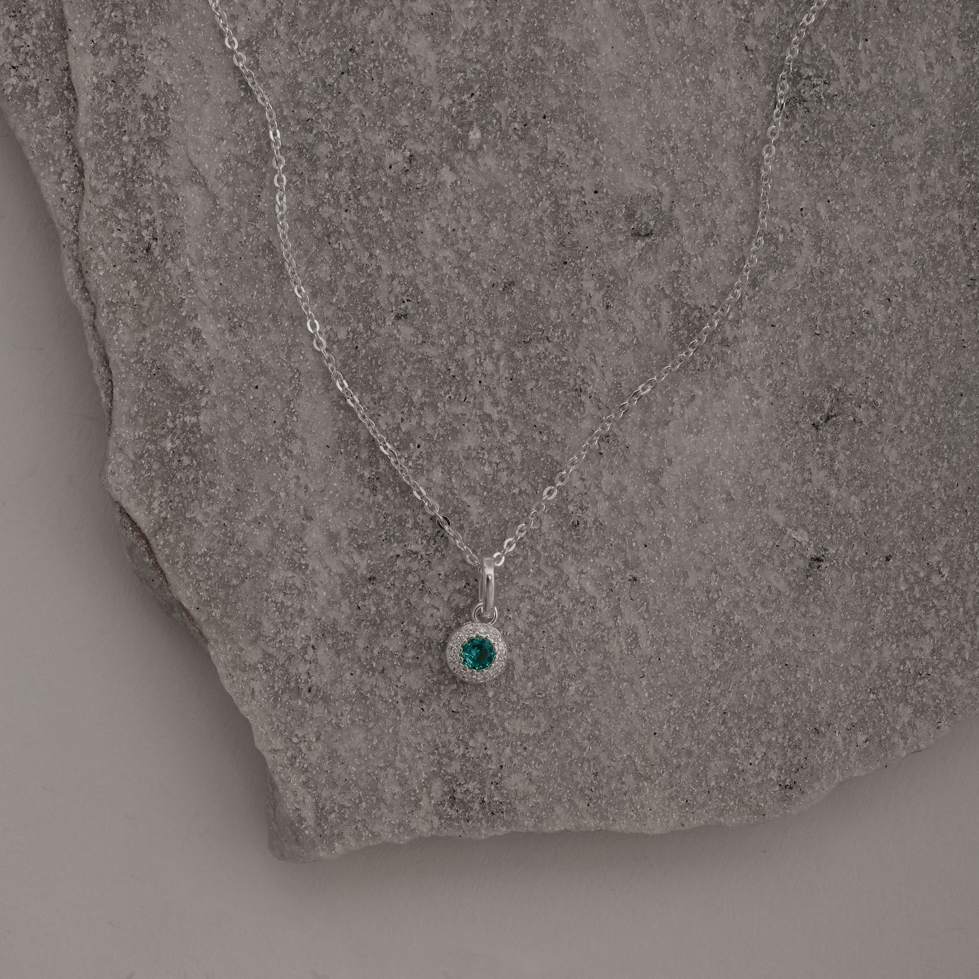 Imagem Secundária Colar pingente zircônia turquesa com cravejado 6mm caixa alta corrente cadeadinho 40cm