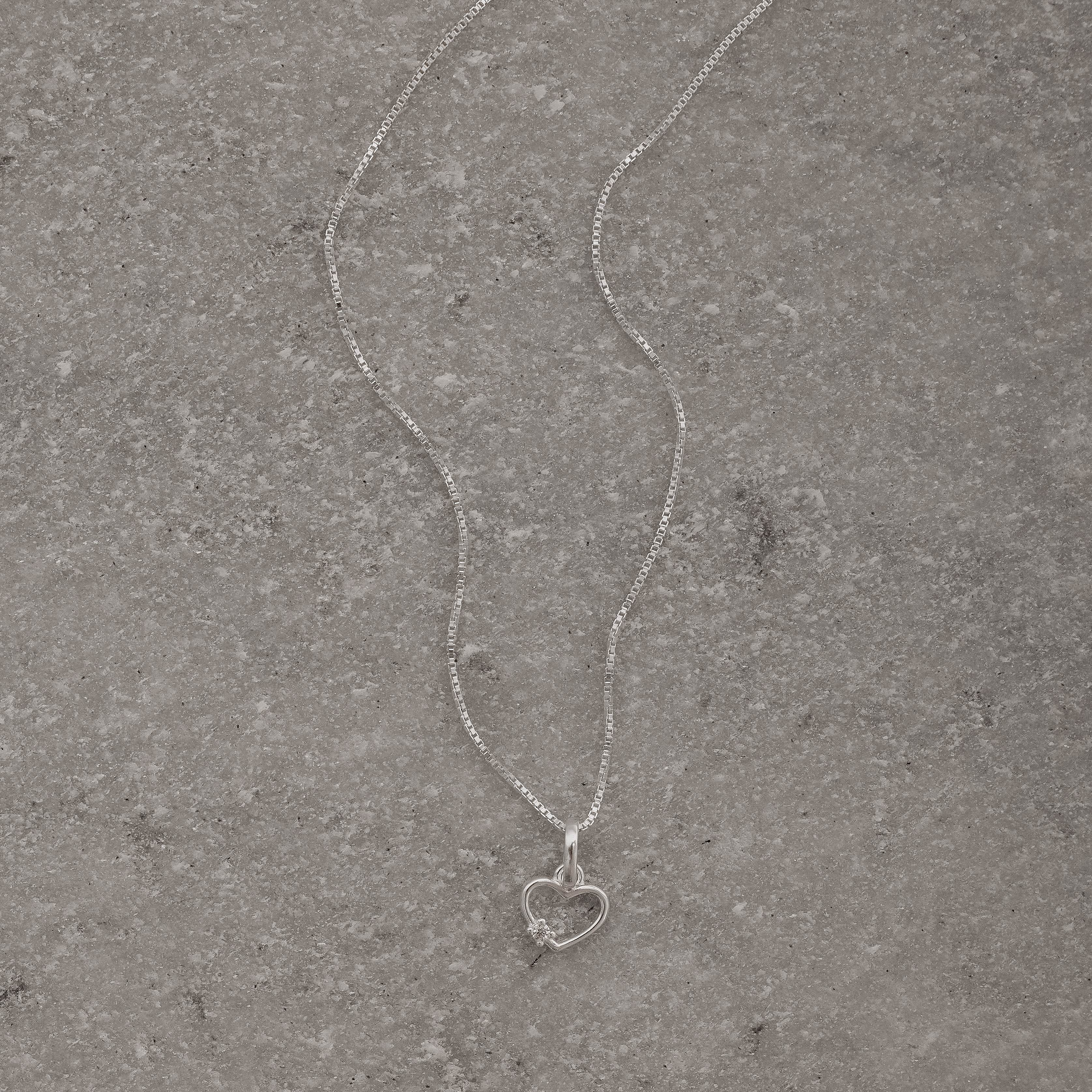 Imagem Secundária Colar pingente coração vazado detalhe zircônia 7mm 40cm