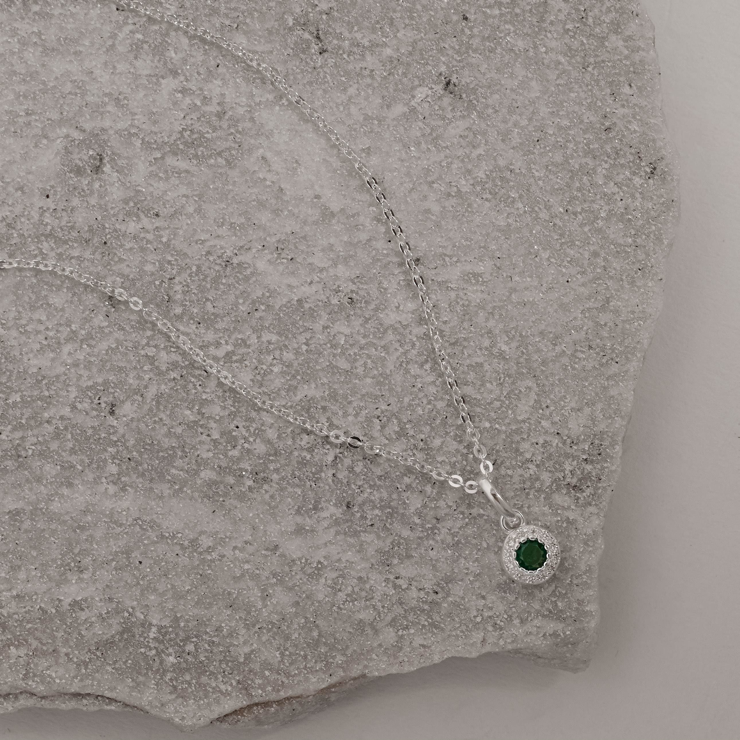 Imagem Secundária Colar pingente zircônia esmeralda com cravejado 6mm caixa alta corrente cadeadinho 40cm