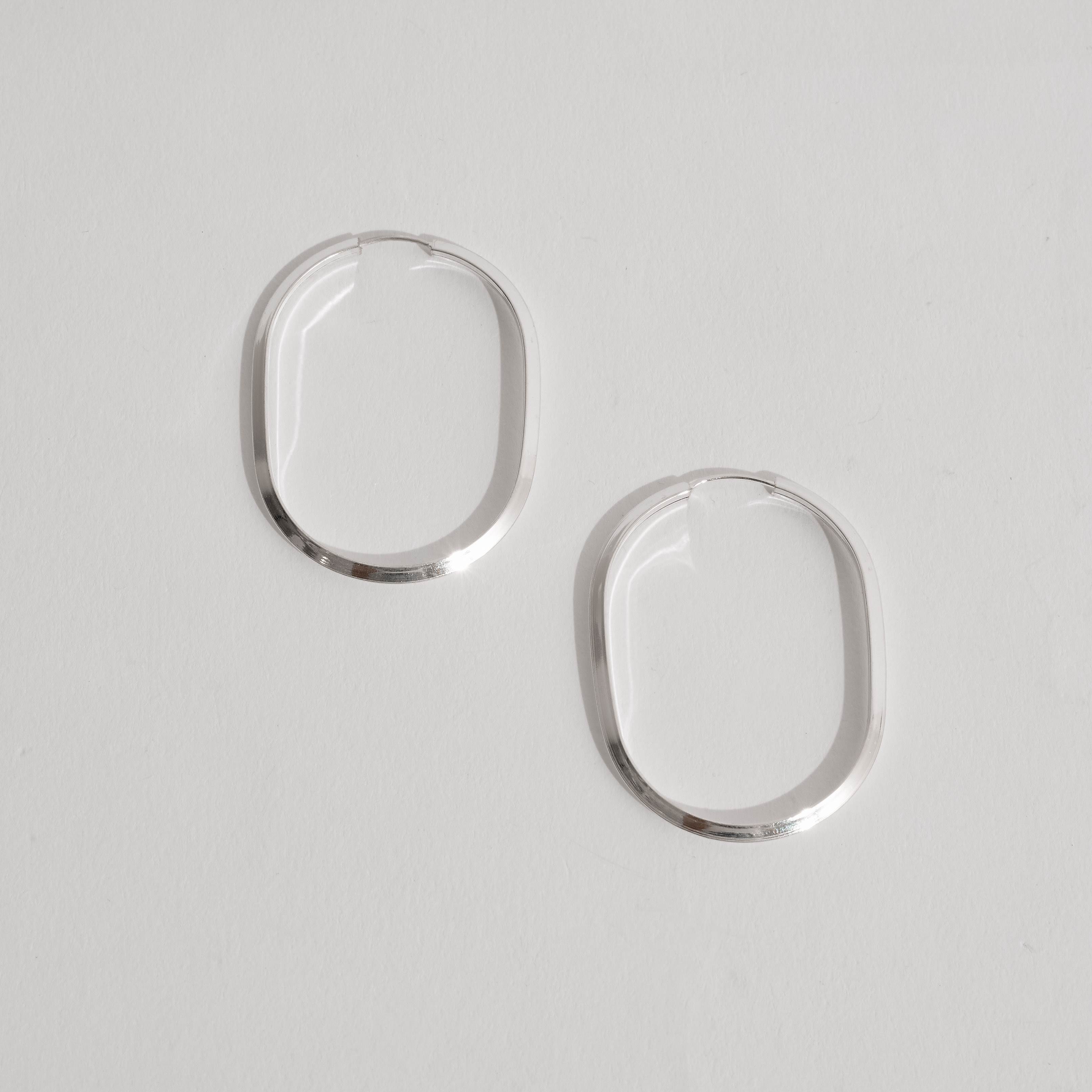 Argola oval 41x30mm fio triângulo