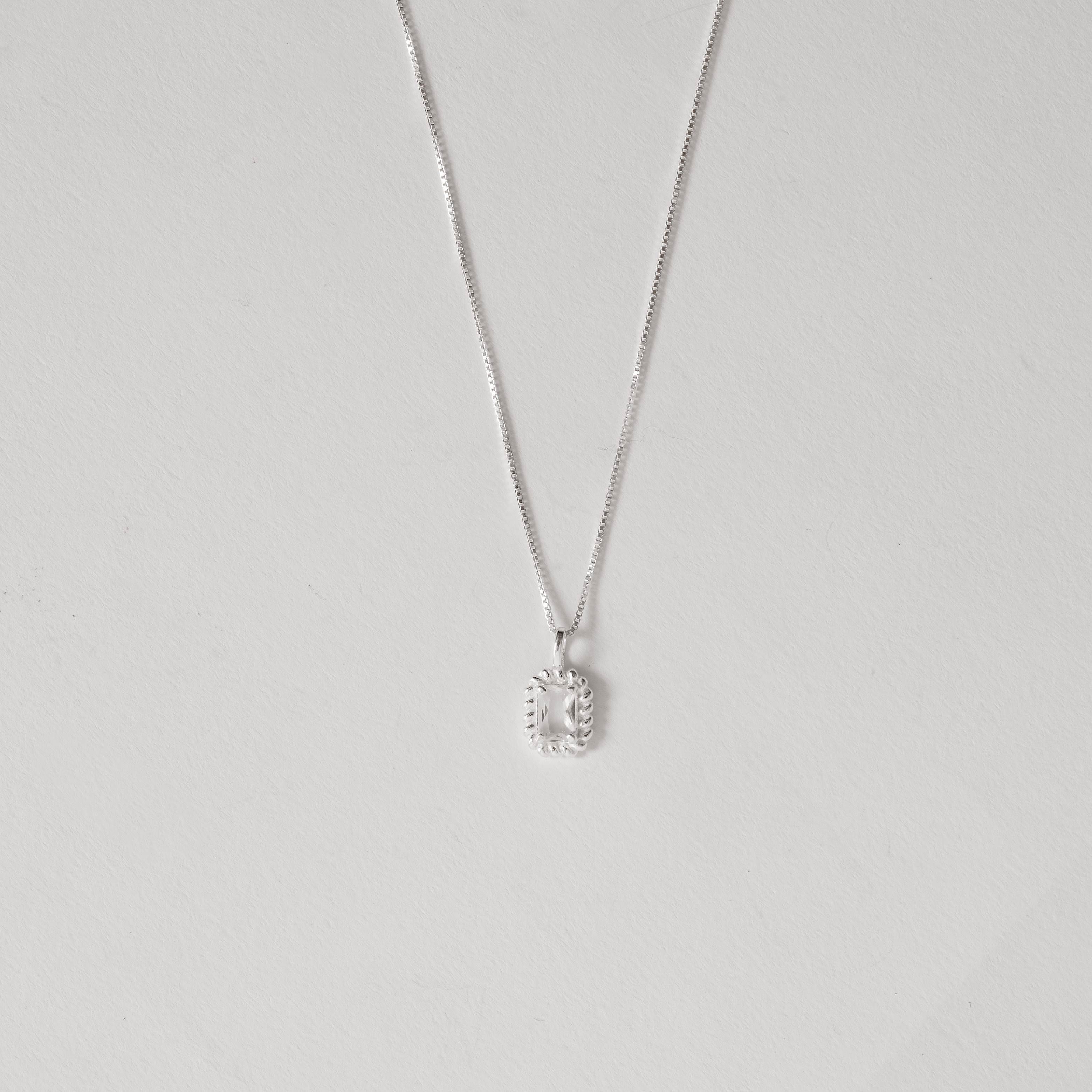Colar pingente zircônia retangular cristal detalhe torcido 10mm 45cm