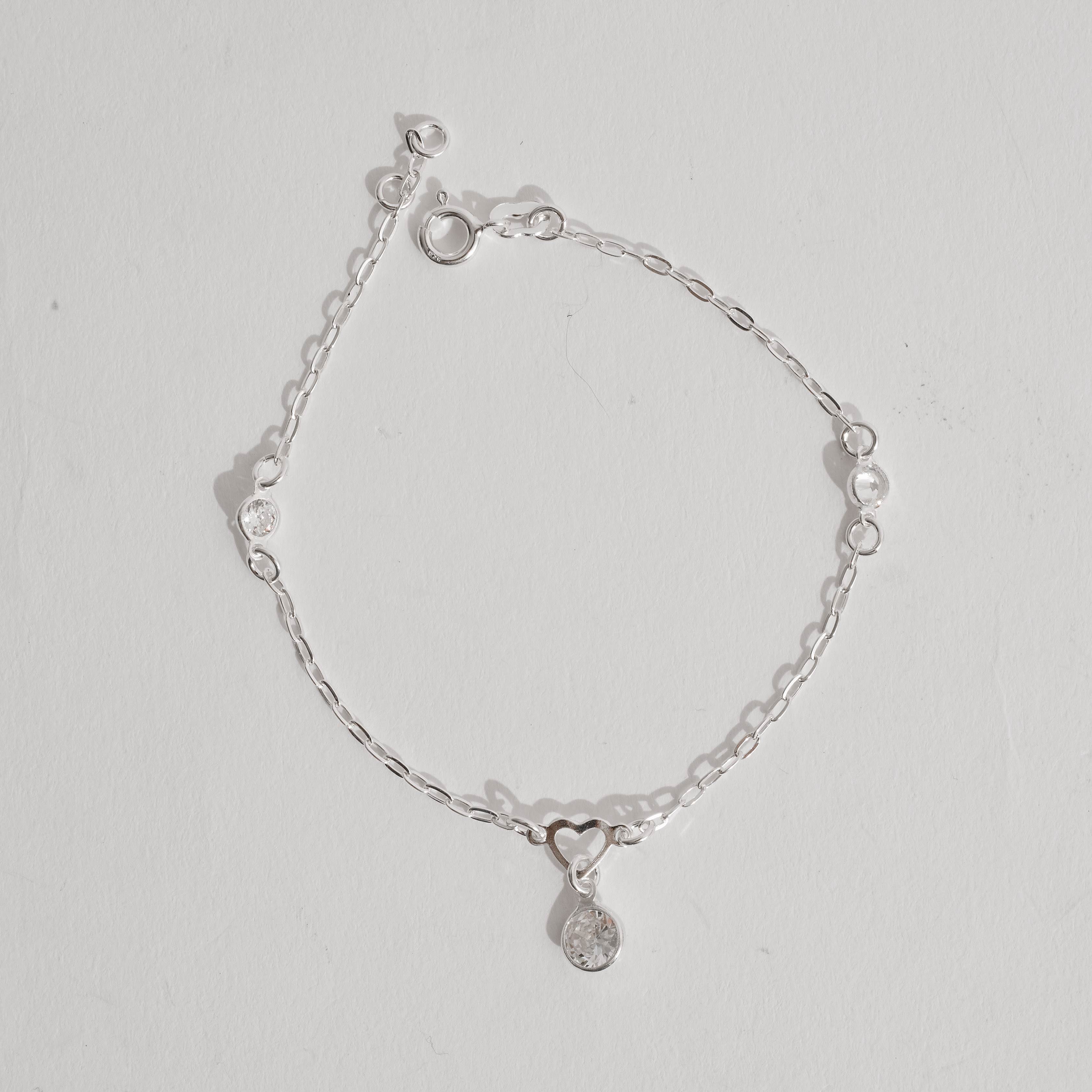 Pulseira entremeios coração vazado e zircônias com pingente zircônia 7mm 19cm