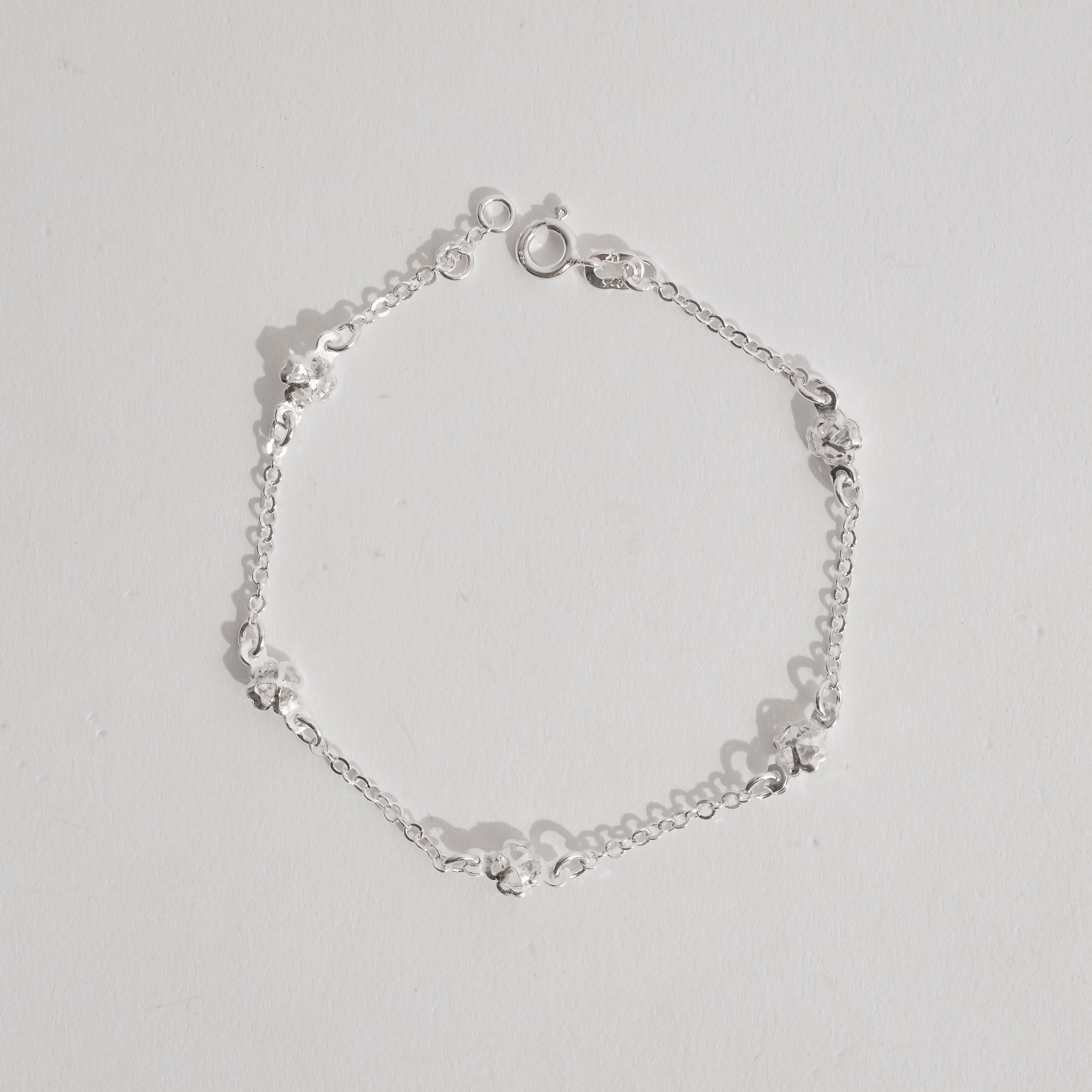 Pulseira entremeios trevos com zircônias 6mm 19cm