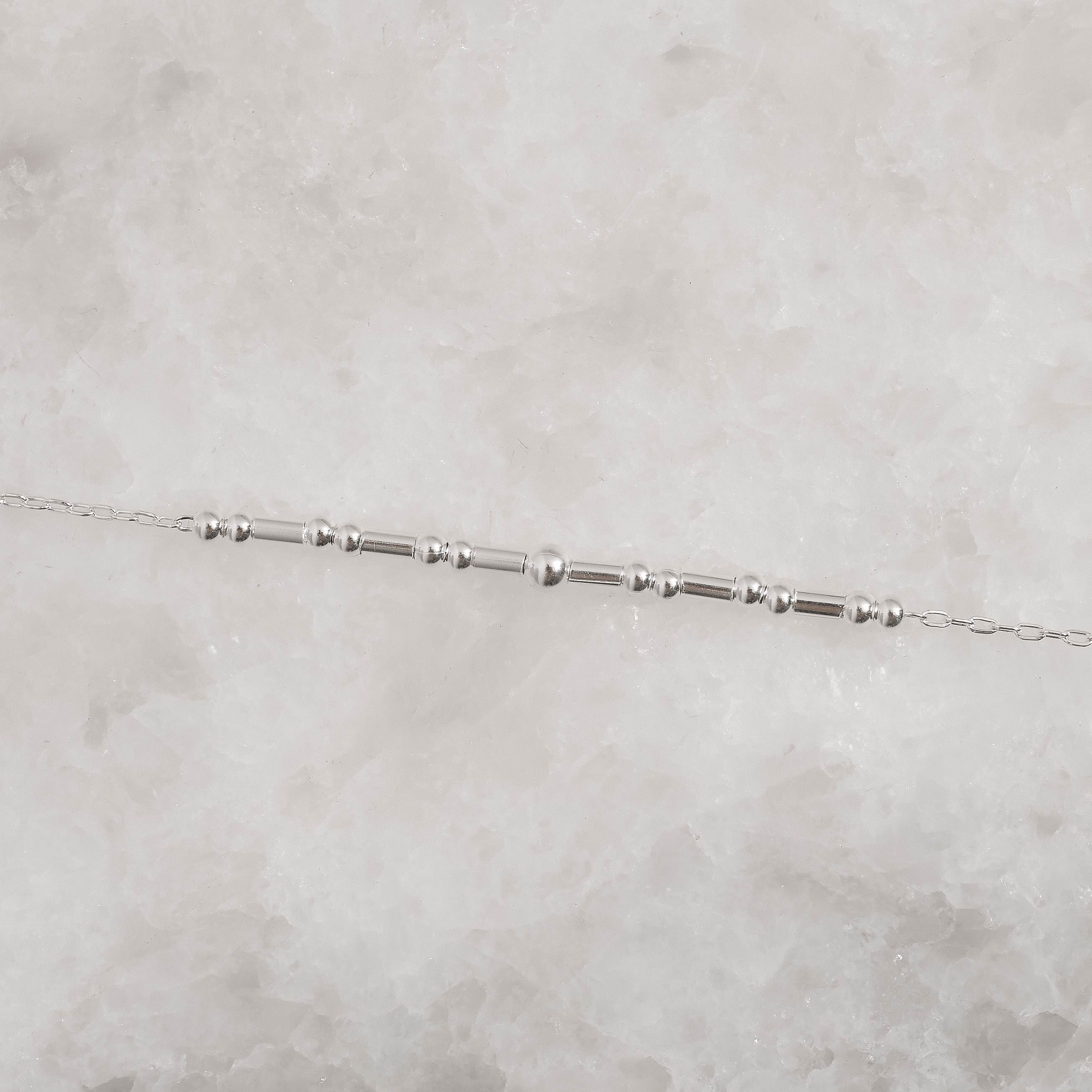 Imagem Secundária Pulseira entremeios bolas e canutilhos 19cm