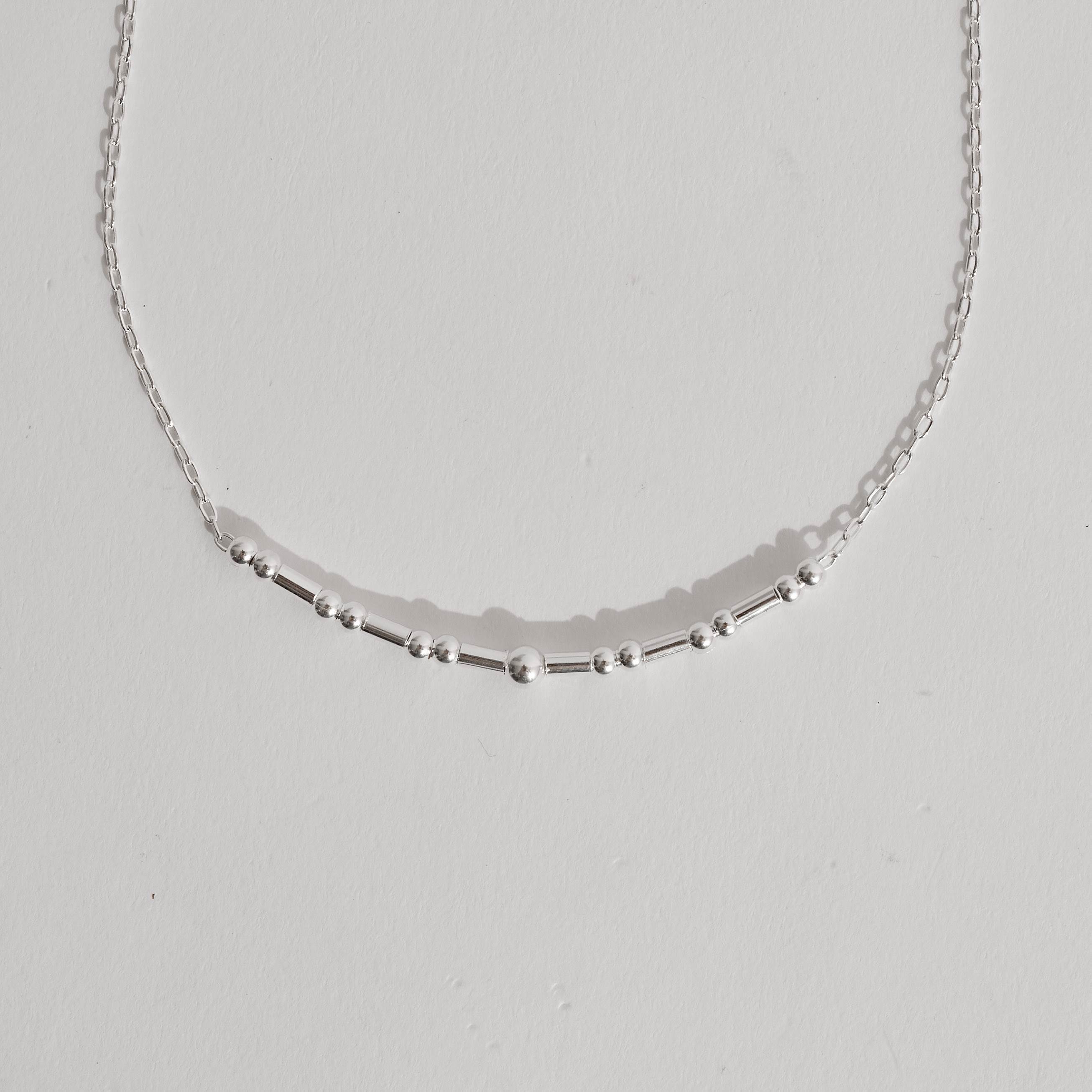 Pulseira entremeios bolas e canutilhos 19cm