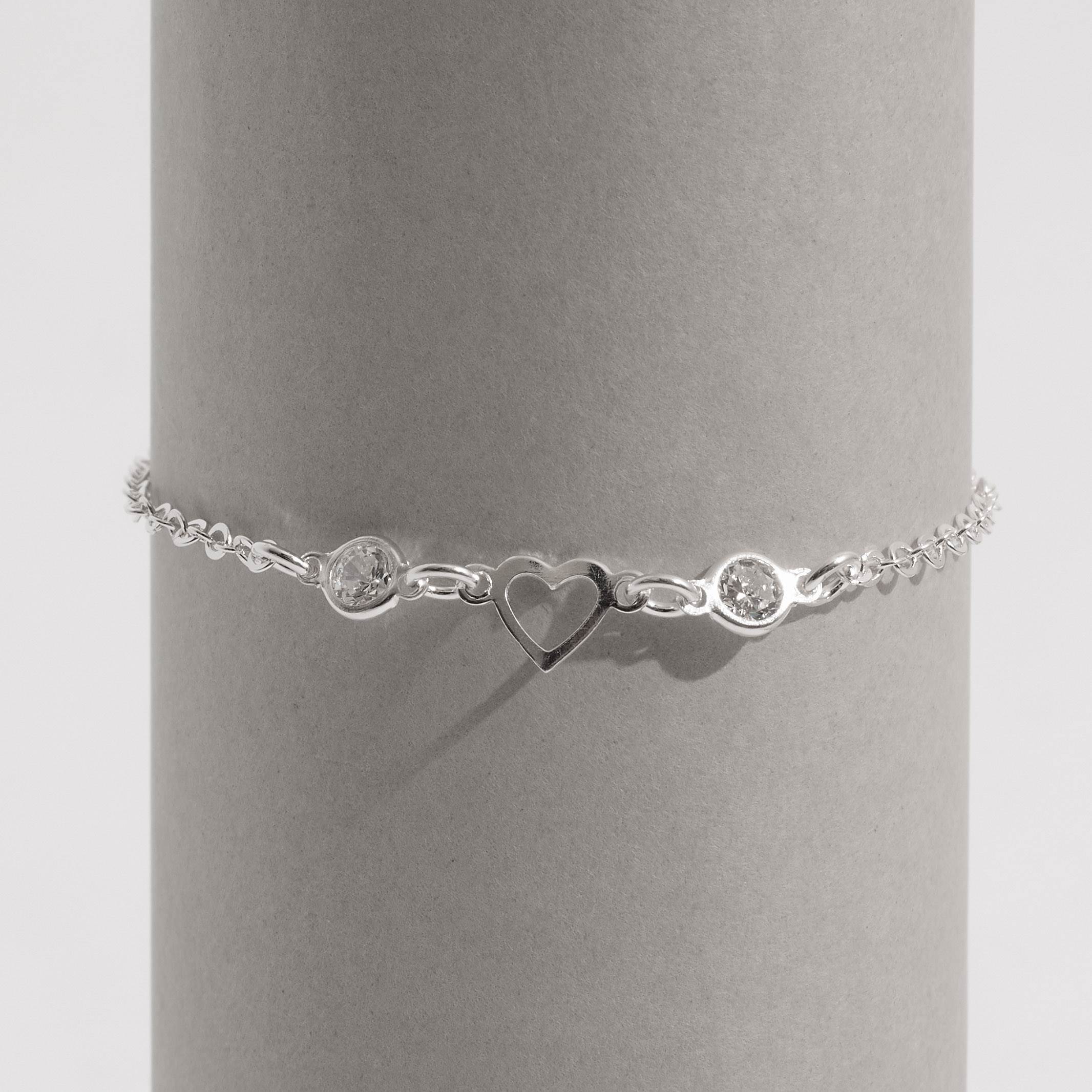 Imagem Secundária Pulseira infantil entremeio zircônias e coração vazado 15,5cm