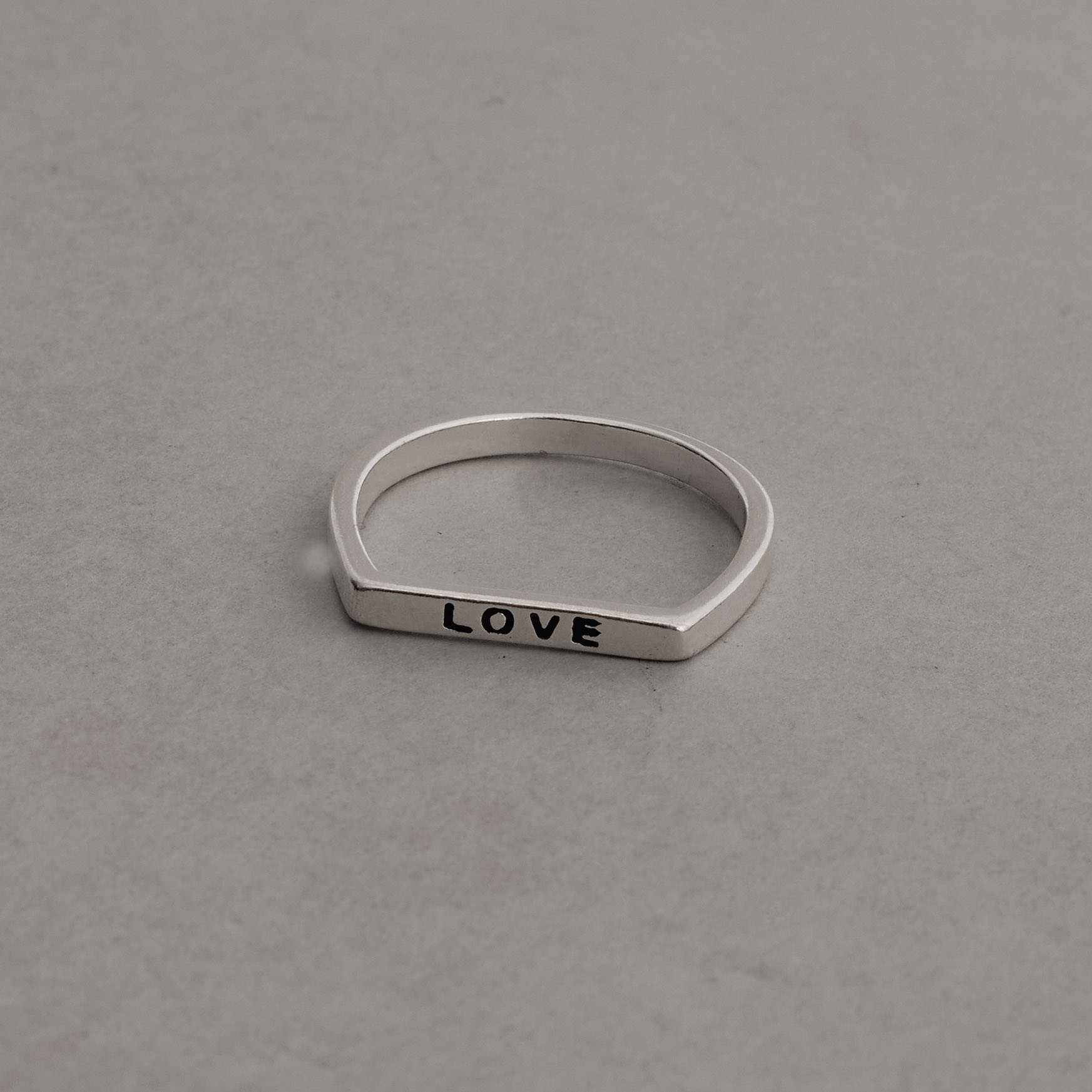 Imagem Anel reto escrito love resina