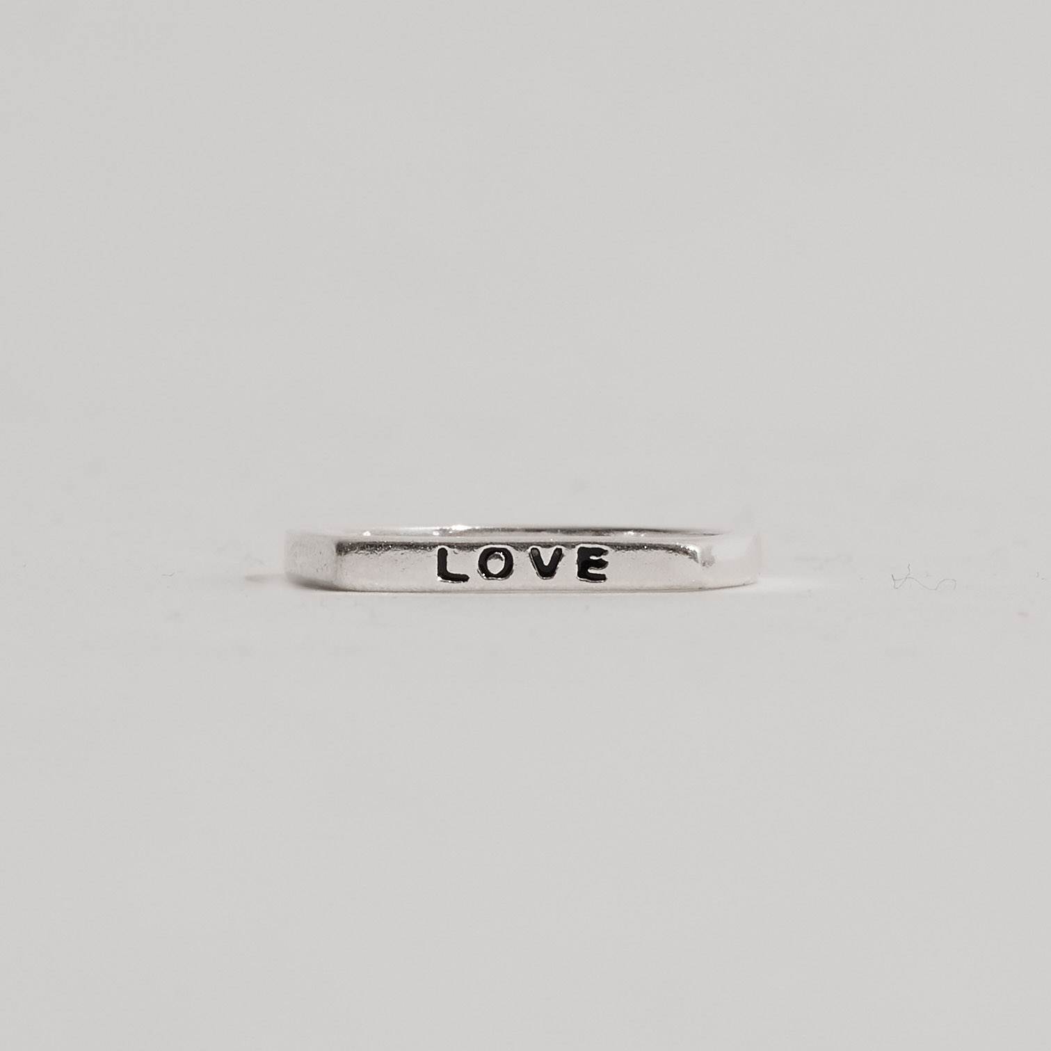 Imagem Secundária Anel reto escrito love resina