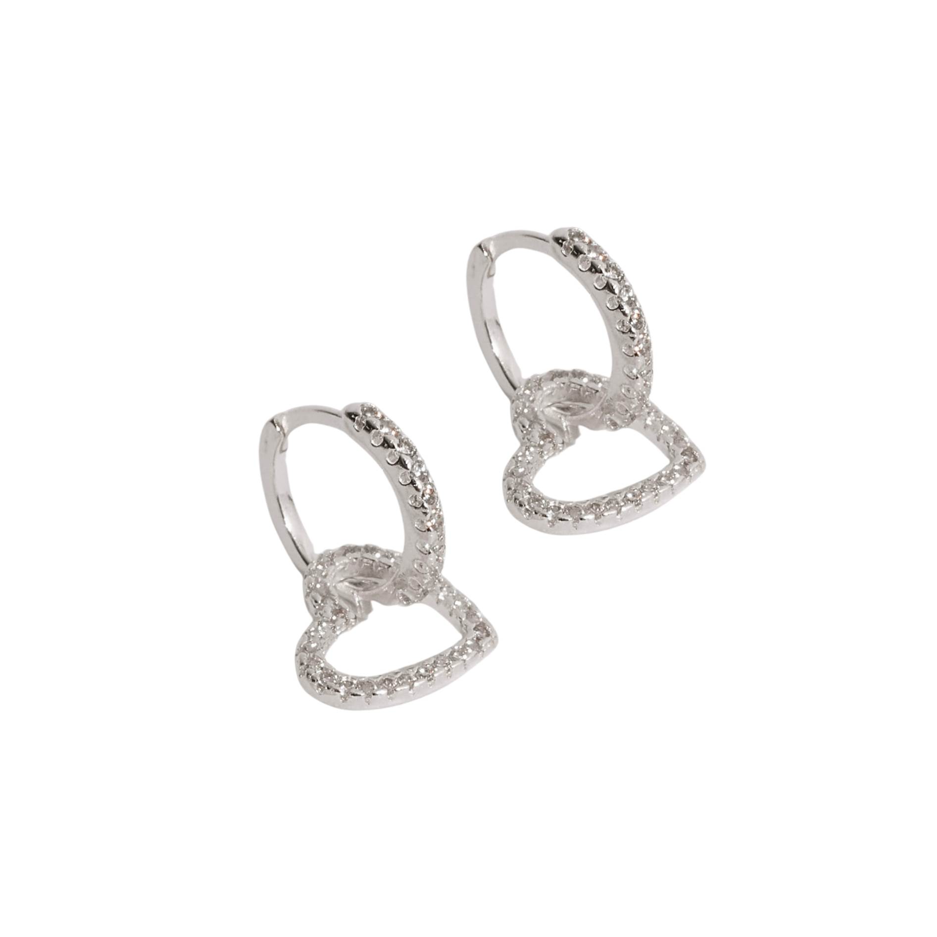 Argola click 12mm pingente coração de lado vazado cravejado