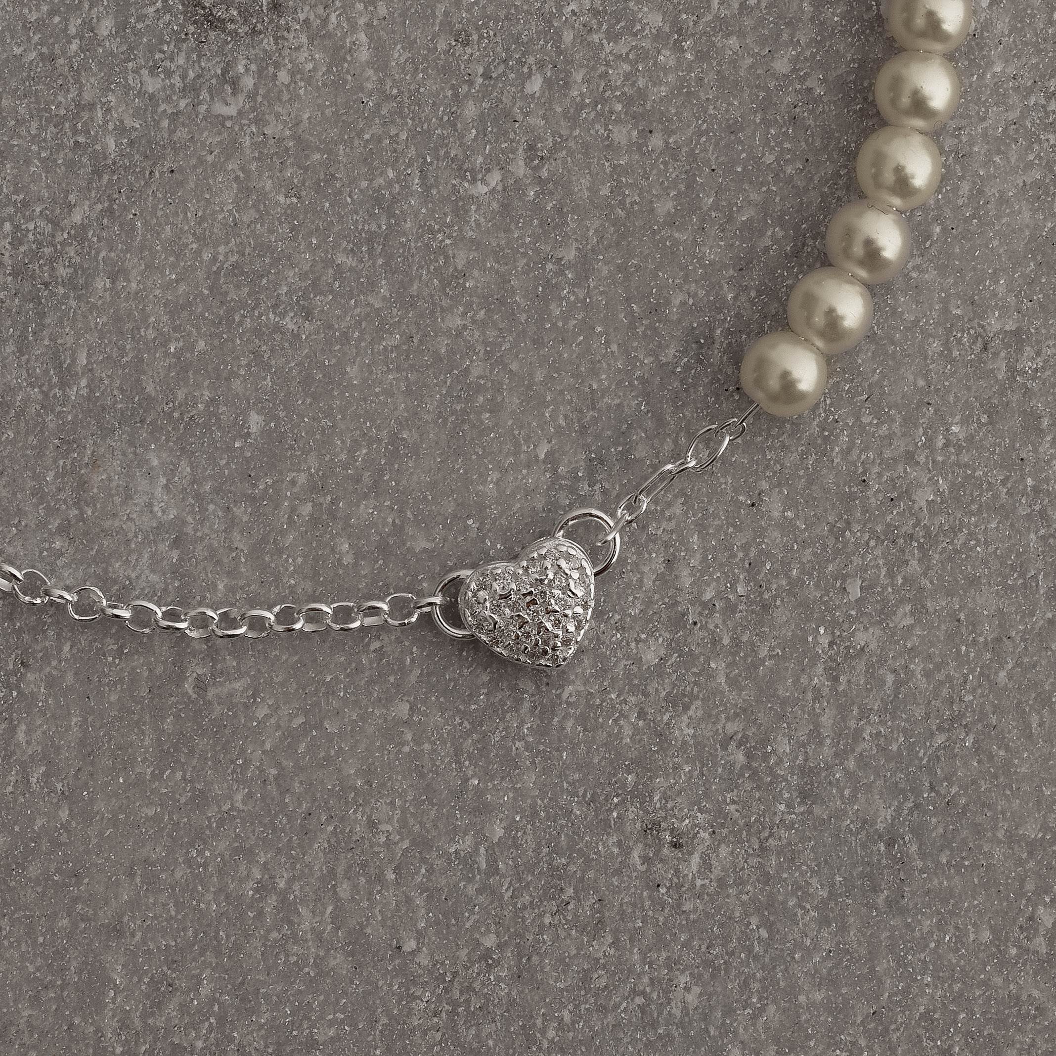 Pulseira entremeio coração cravejado 8mm corrente elo português e pérolas 17cm com alongadora