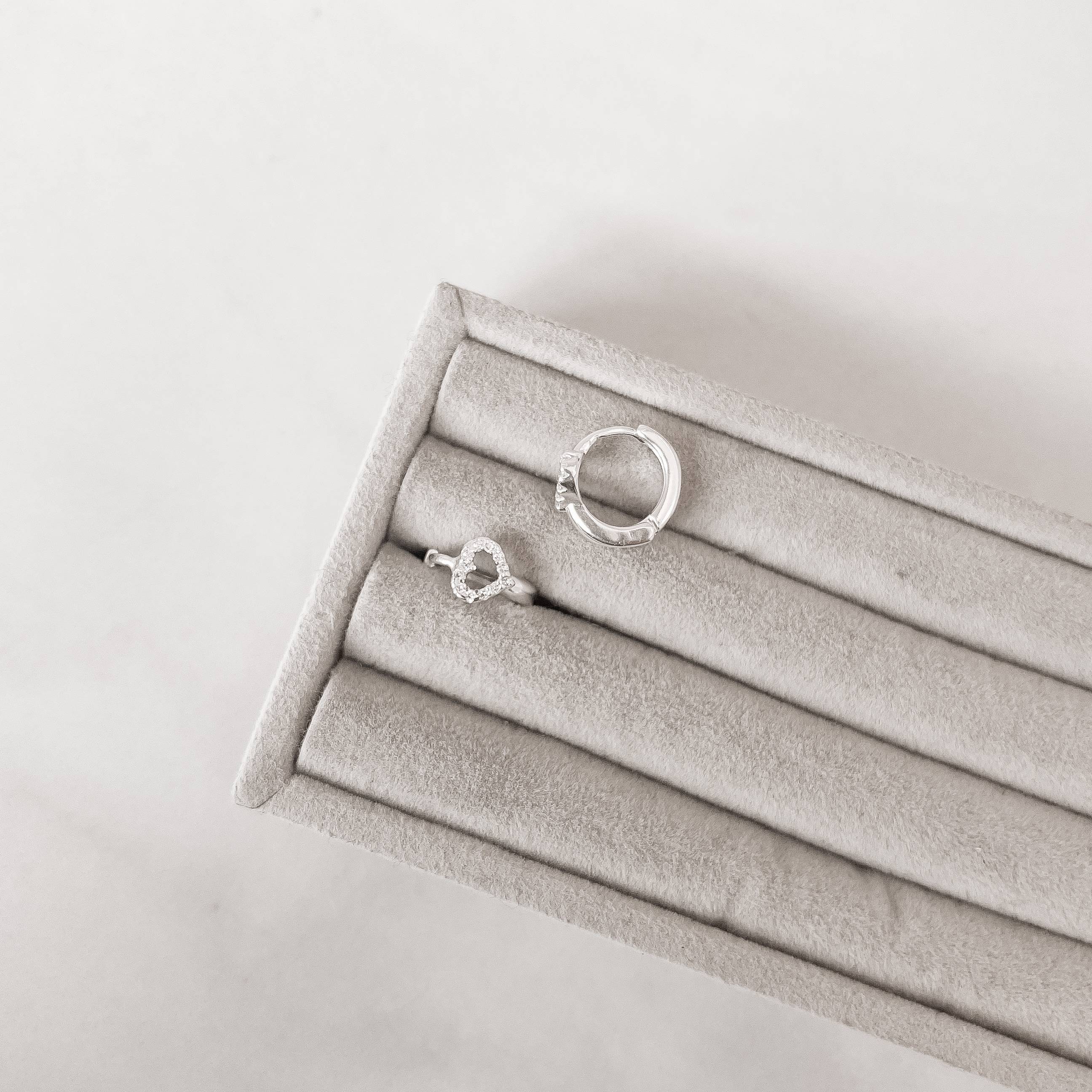 Imagem Argola click 12mm detalhe coração vazado cravejado