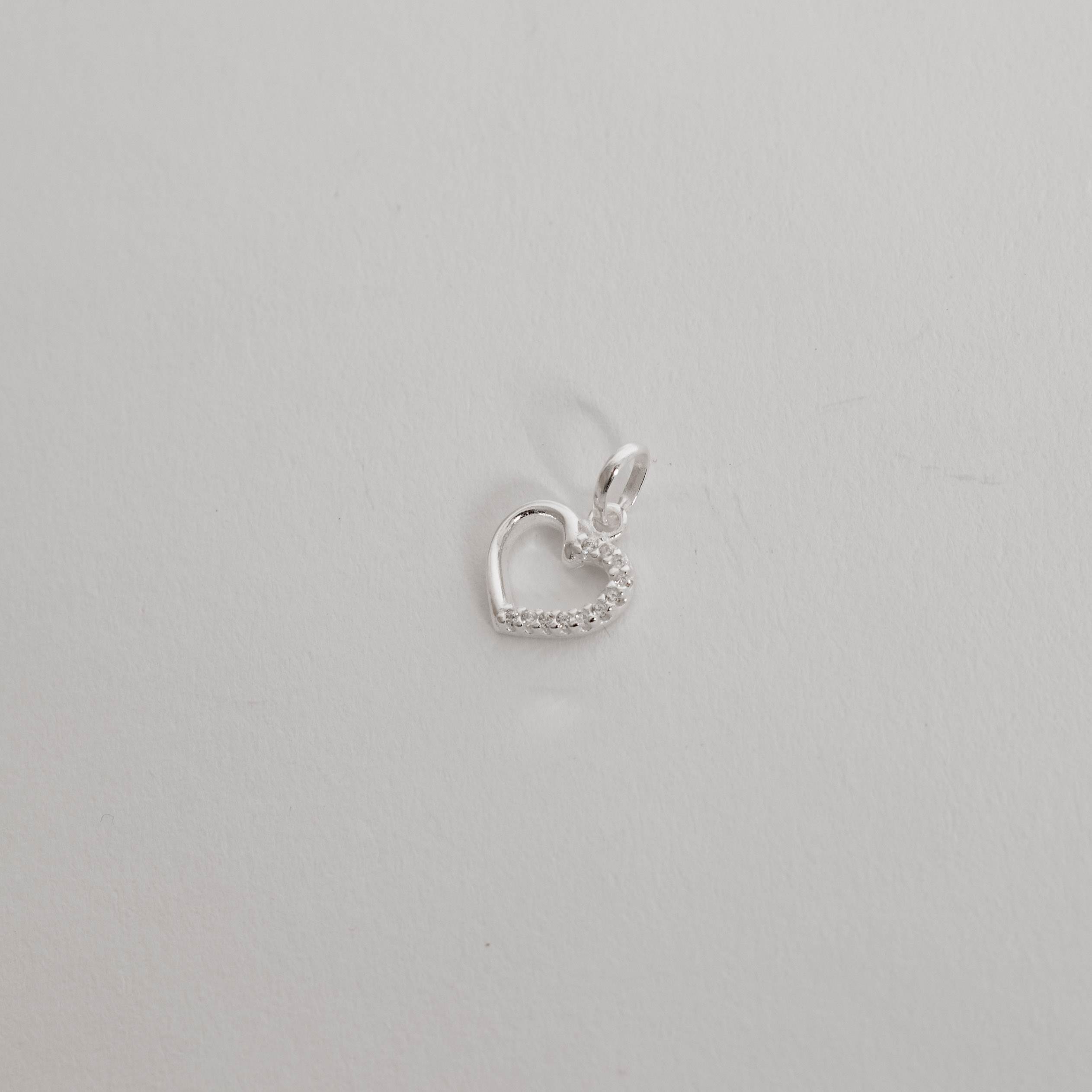 Pingente coração vazado metade cravejado 10mm