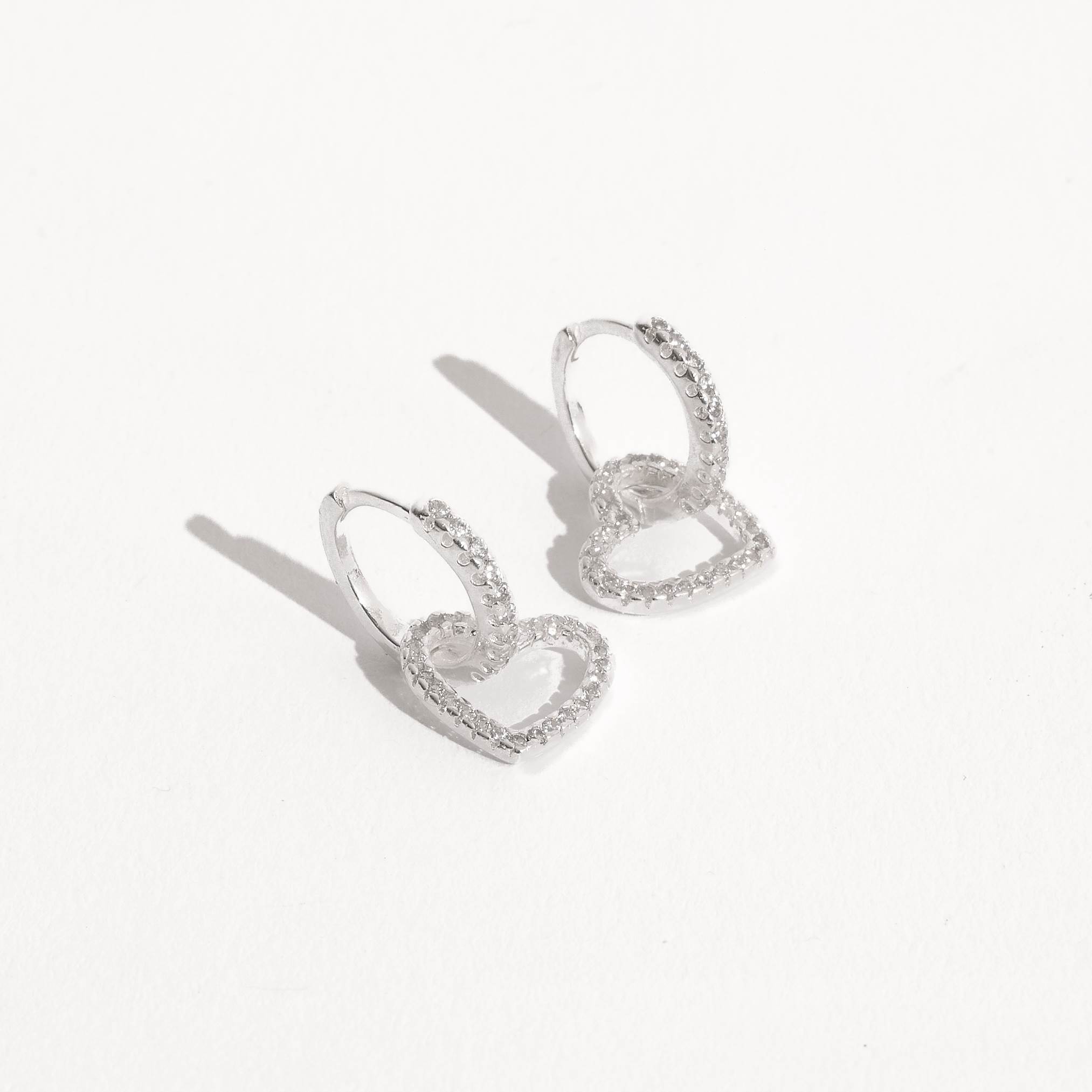Argola click 12mm pingente coração de lado vazado cravejado