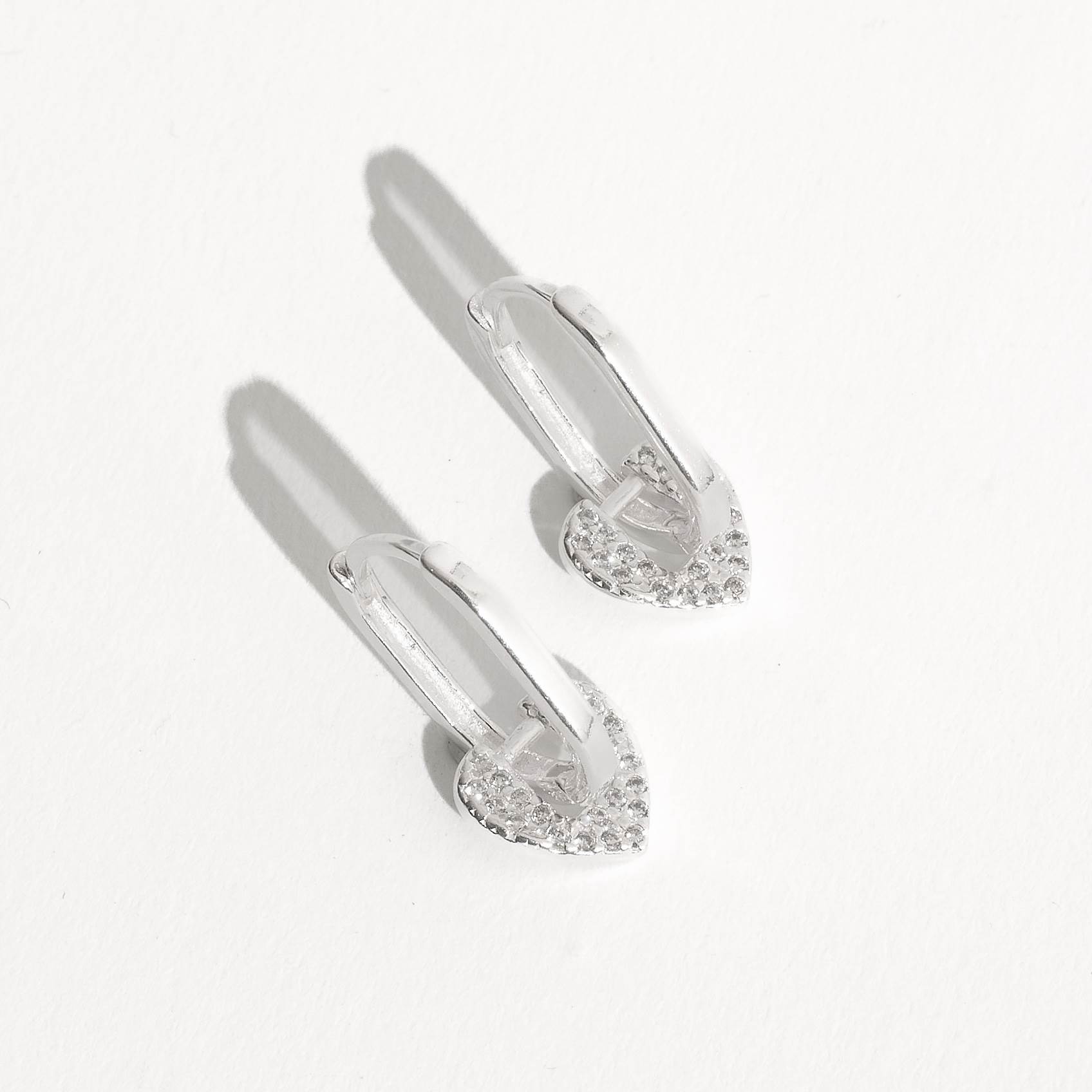 Argola click retangular 16mm pingente coração cravejado