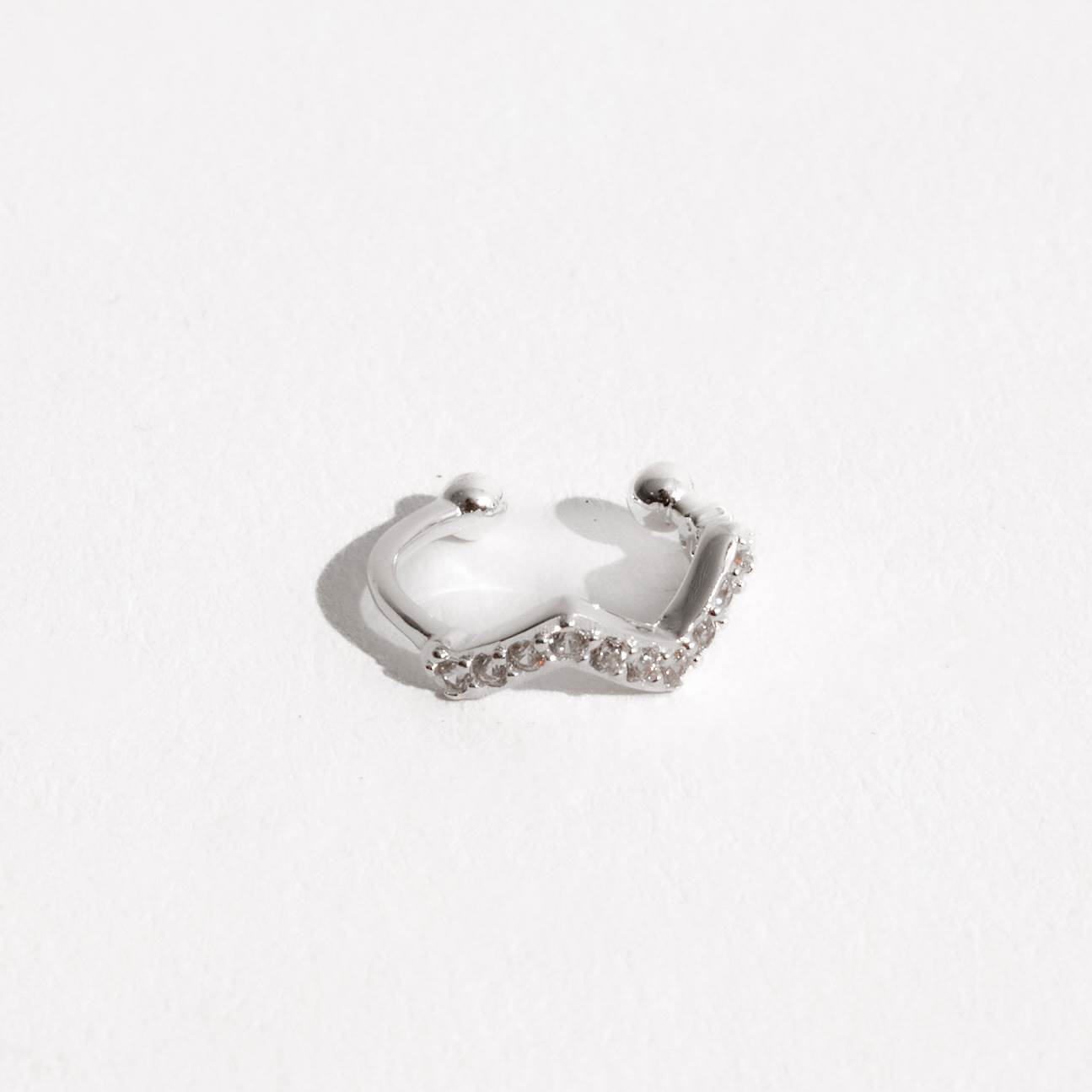 Piercing fake argola zigzag cravejado orelha direita