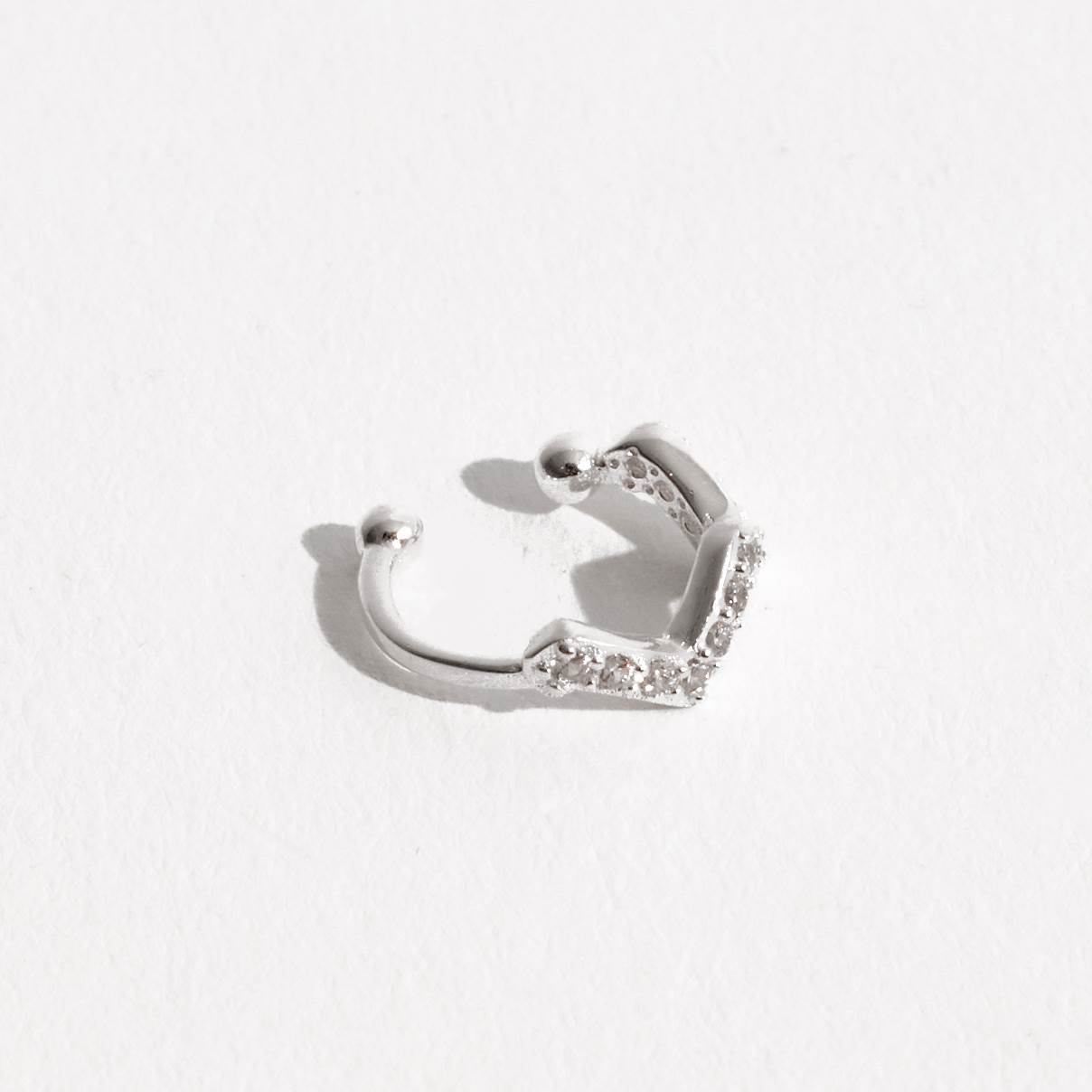 Piercing fake argola zigzag cravejado orelha esquerda