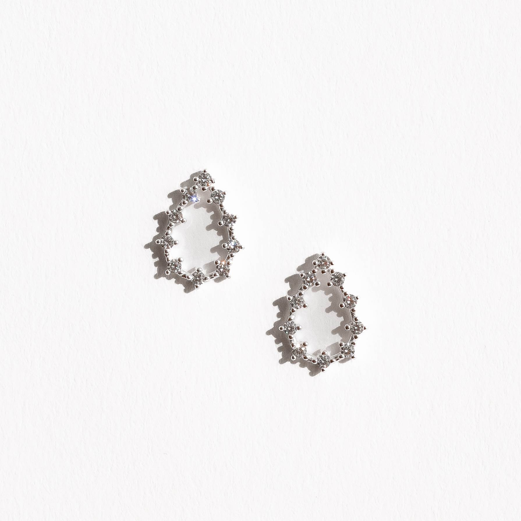 Brinco gota vazada com zircônias 15mm