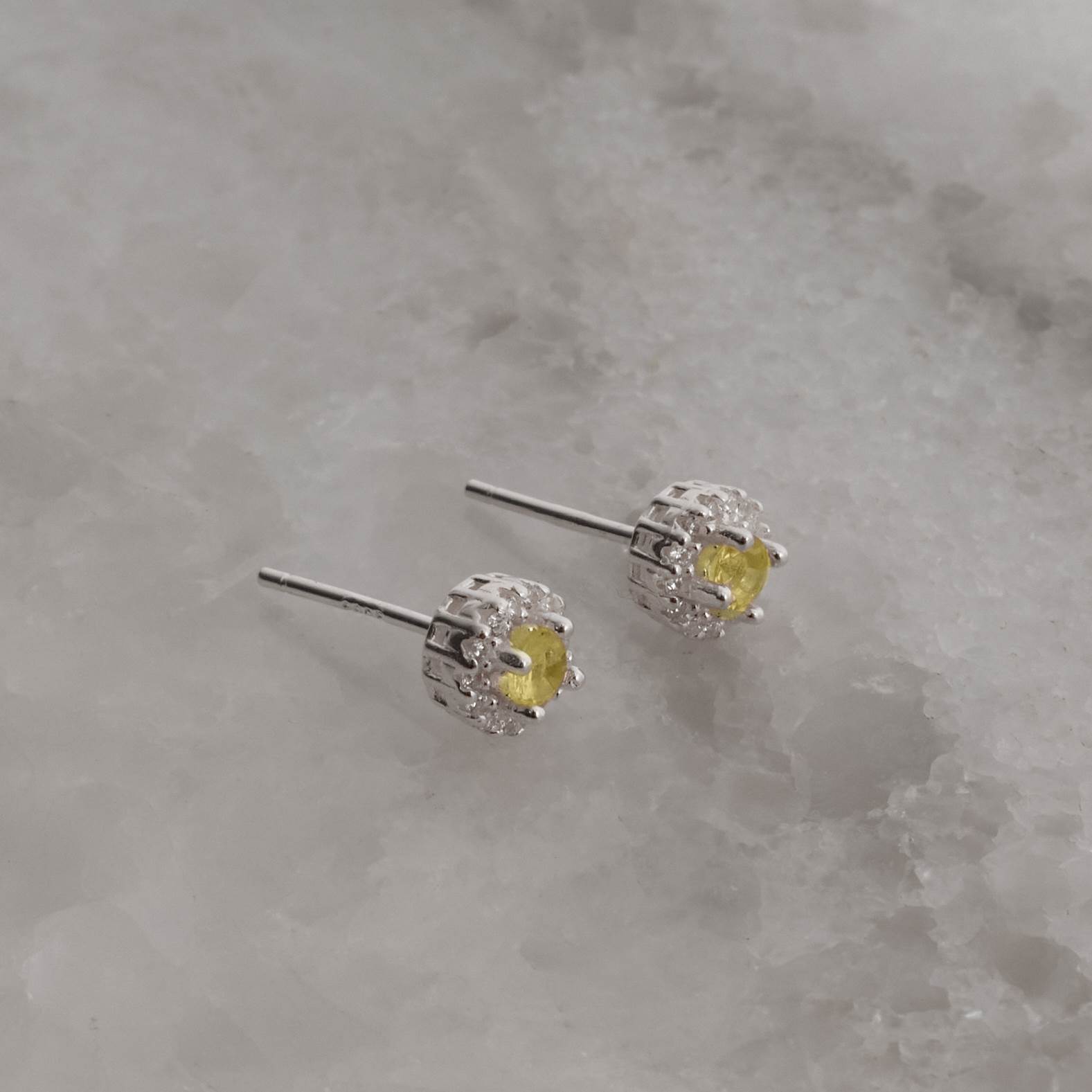 Imagem Secundária Brinco zircônia amarela com cravejado 6mm