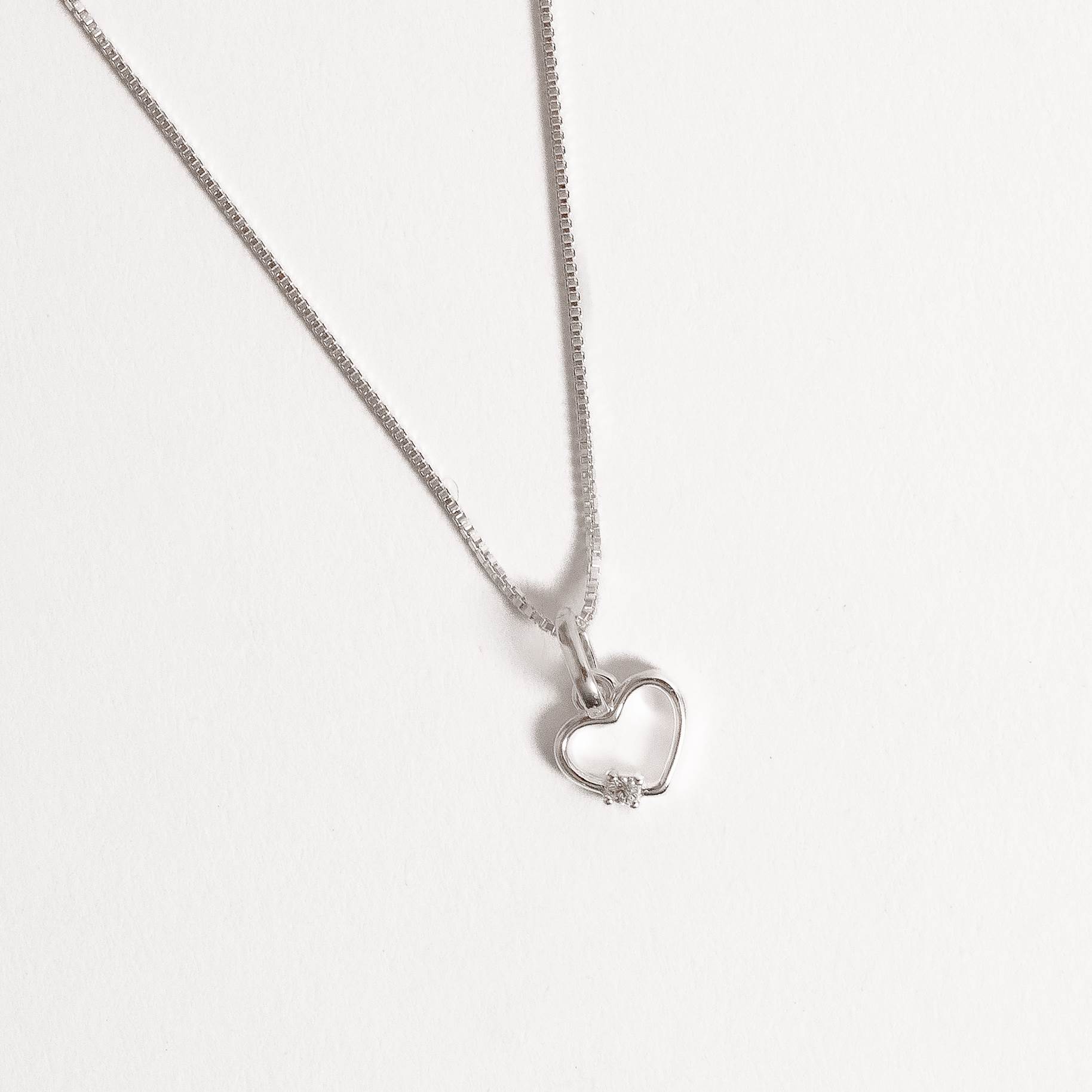Colar pingente coração vazado detalhe zircônia 7mm 40cm