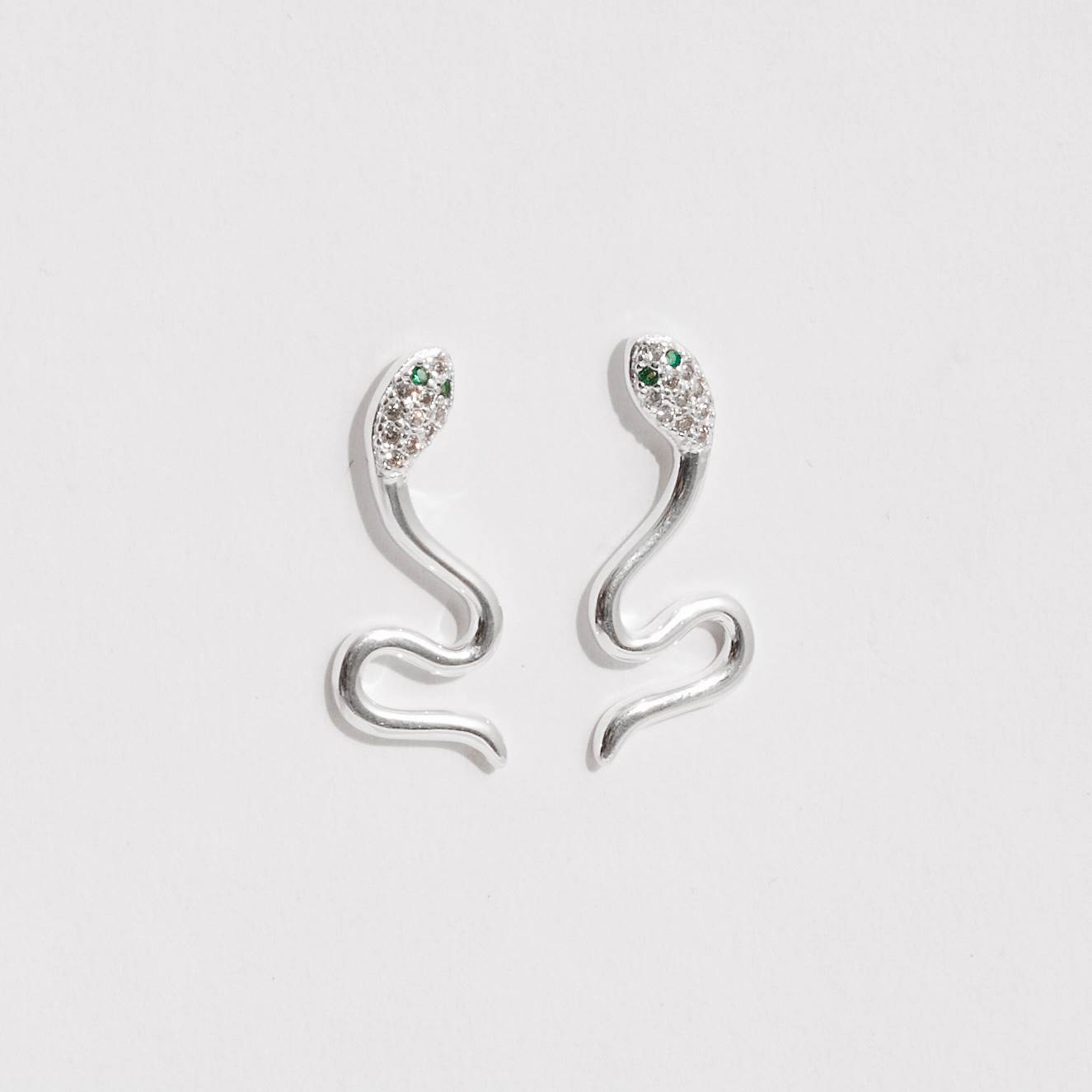 Brinco cobra cabeça cravejada detalhe zircônia verde 24mm