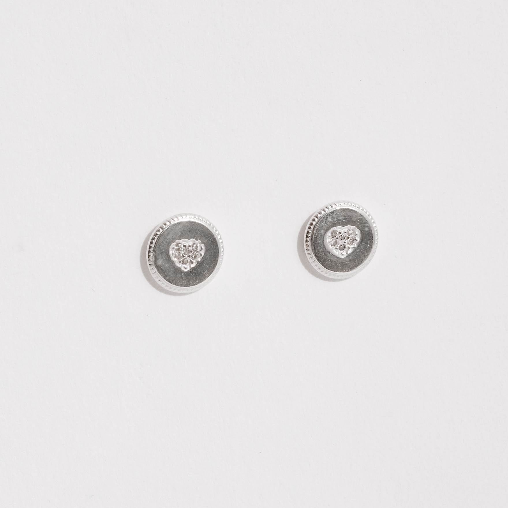 Brinco medalha coração cravejado 9mm