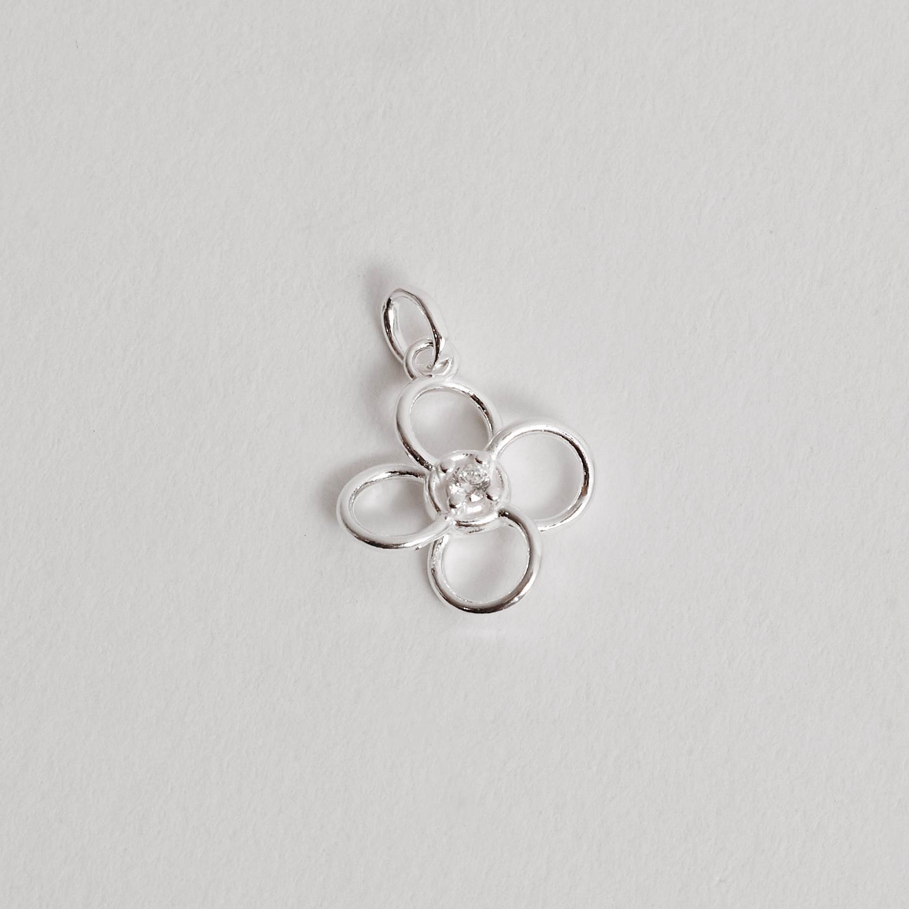 Imagem Secundária Pingente trevo vazado detalhe zircônia 13mm