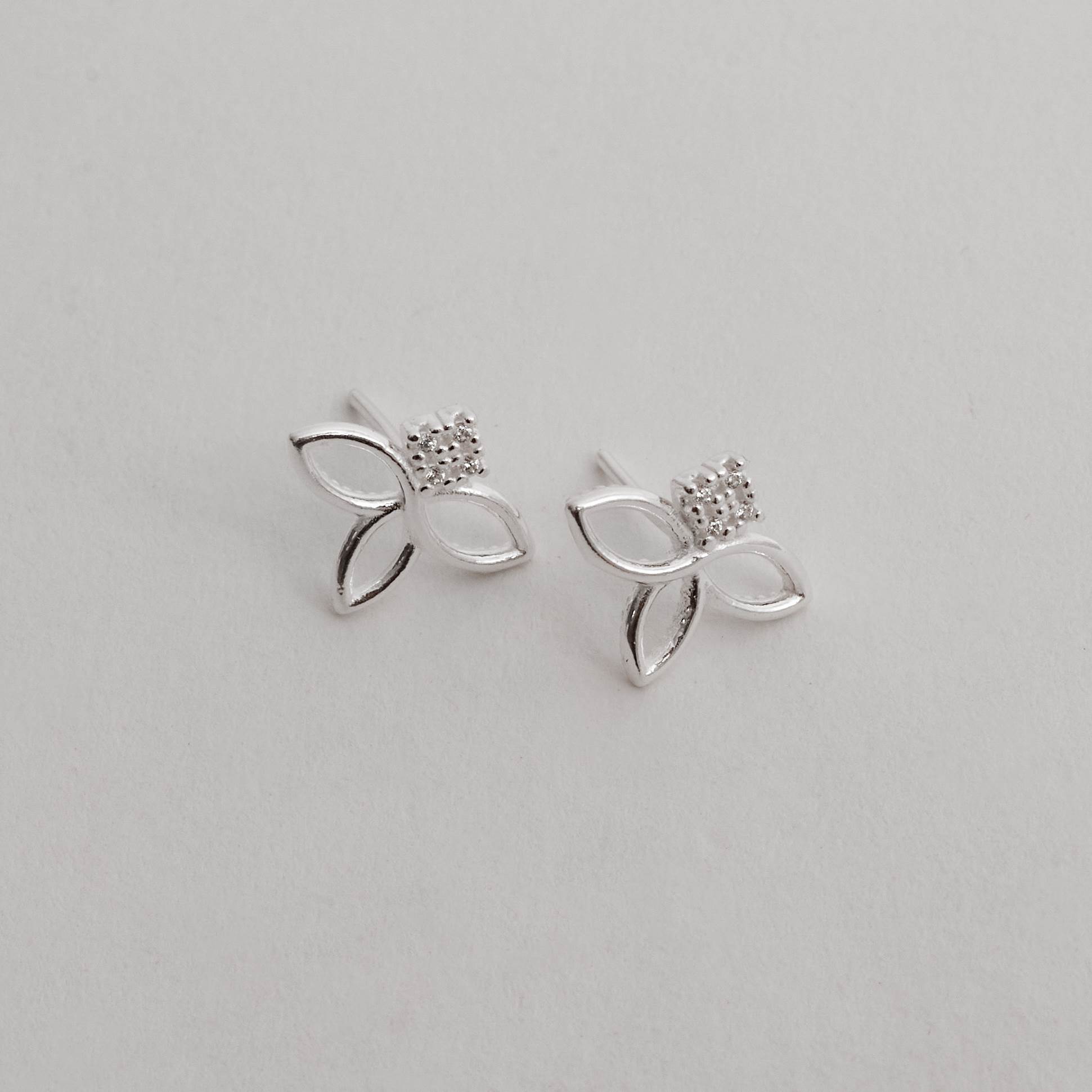Imagem Secundária Brinco flor vazada detalhe cravejado 13mm