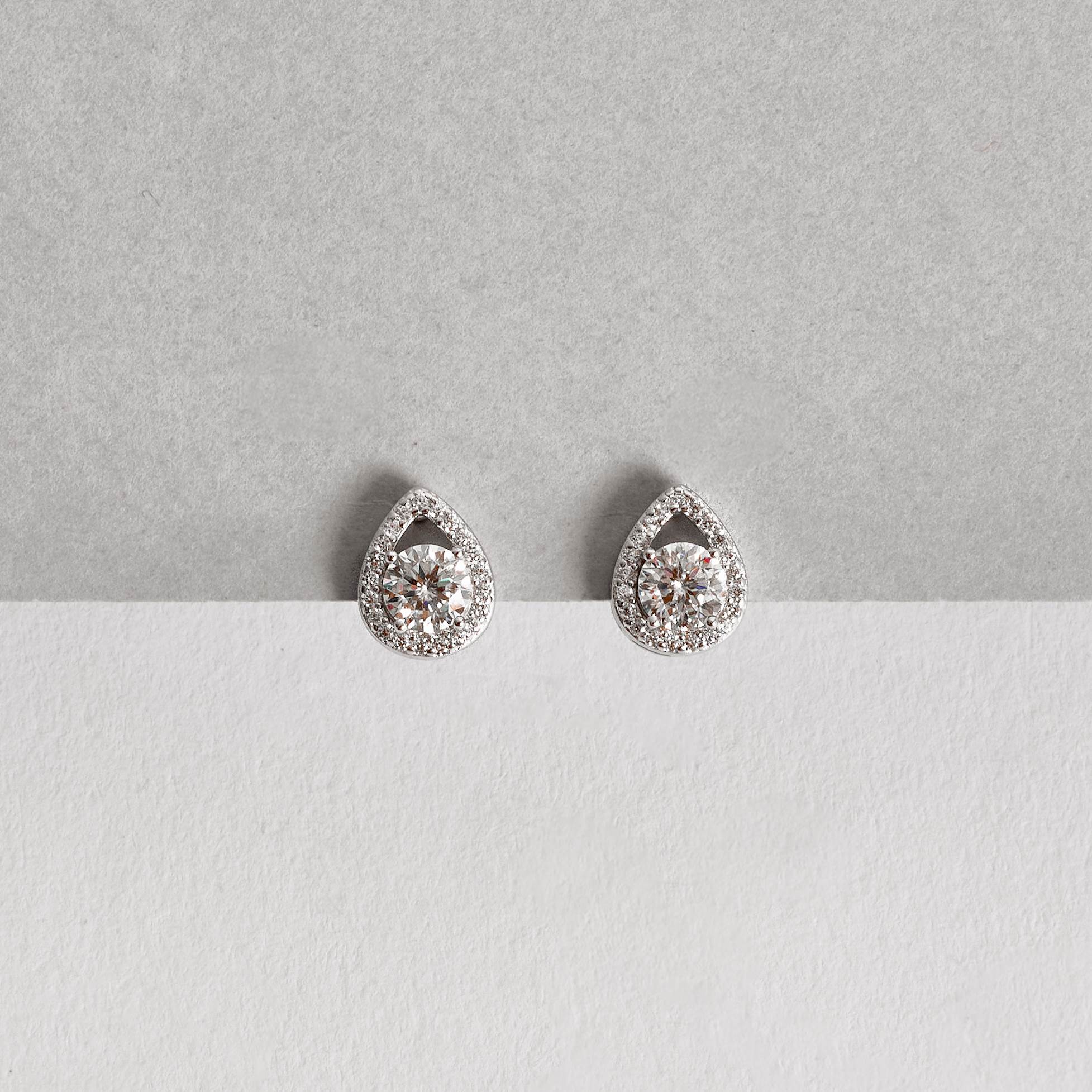 Brinco moissanite 5mm com gota vazada cravejada ródio
