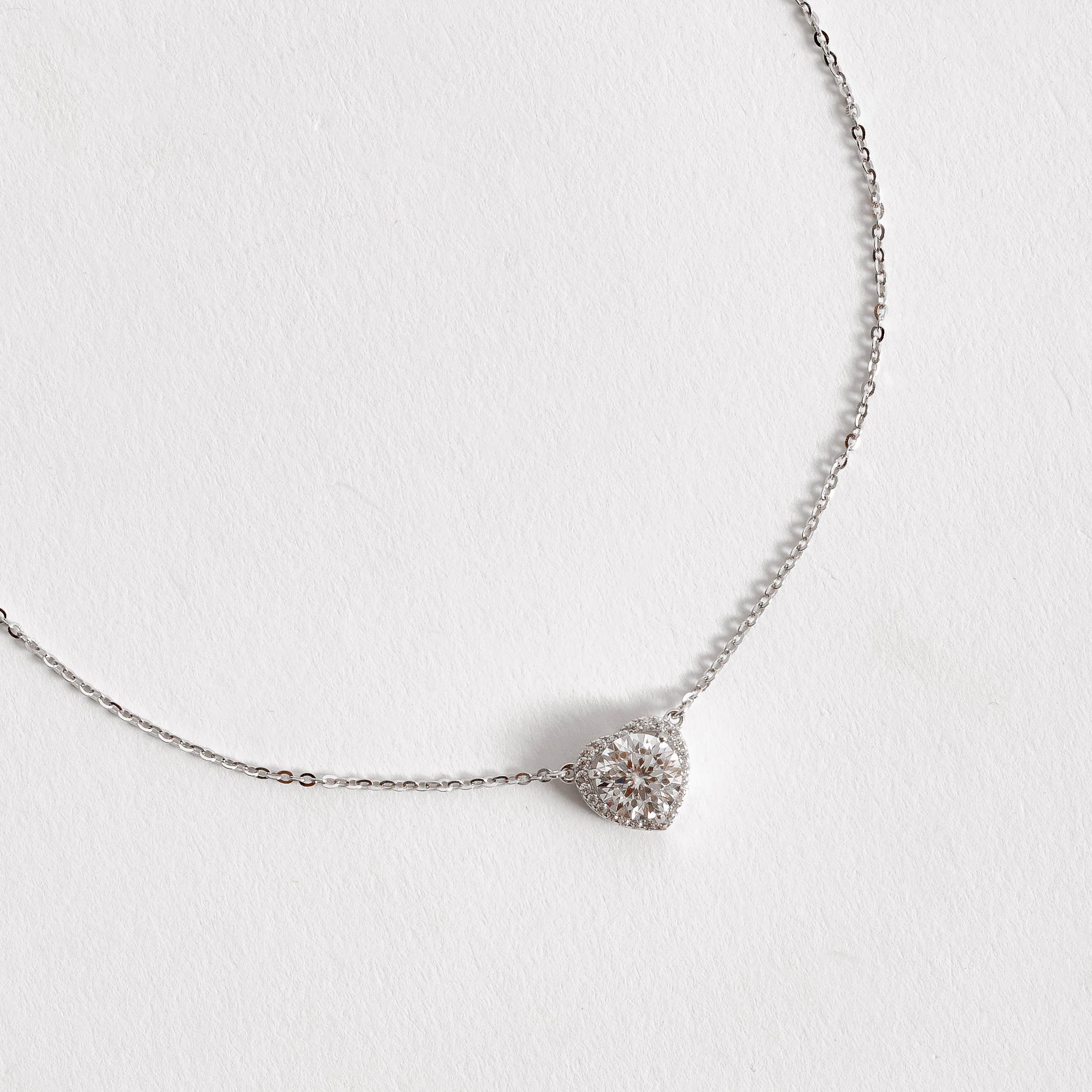 Imagem Colar pingente coração cravejado com moissanite cristal 6.5mm corrente cadeadinho 45cm ródio