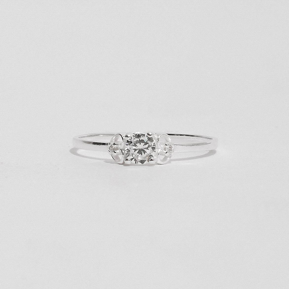 Anel solitário zircônia 4mm detalhe corações