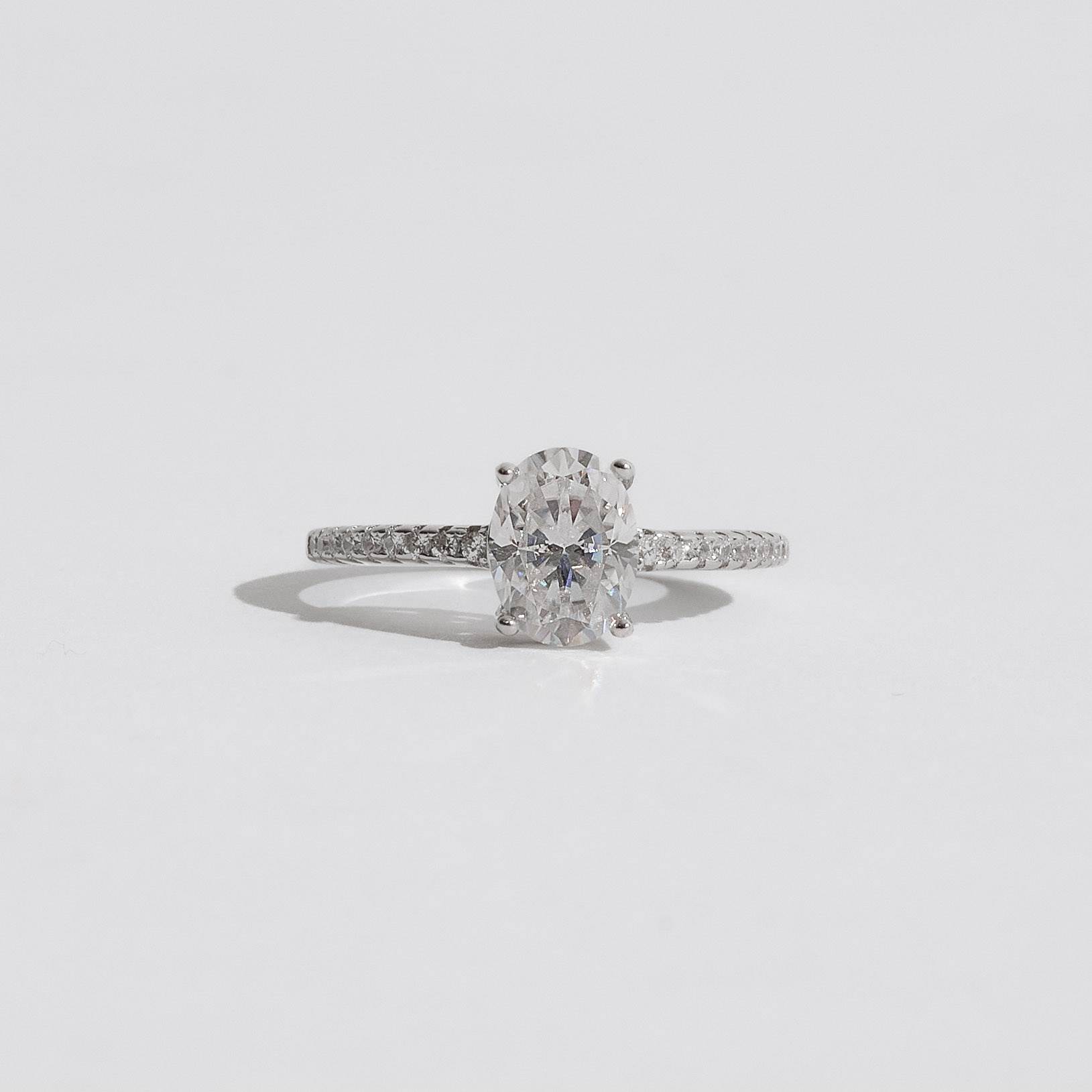 Anel moissanite oval 8x6mm com cravejado ródio