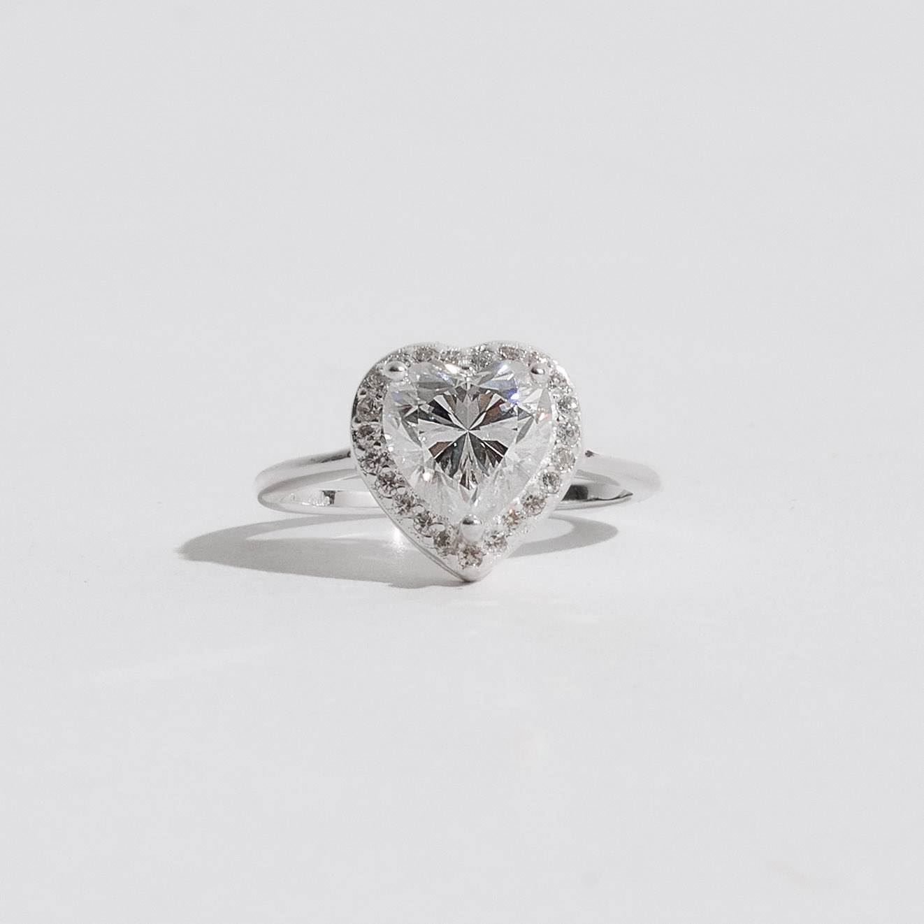 Anel moissanite coração 8mm com cravejado