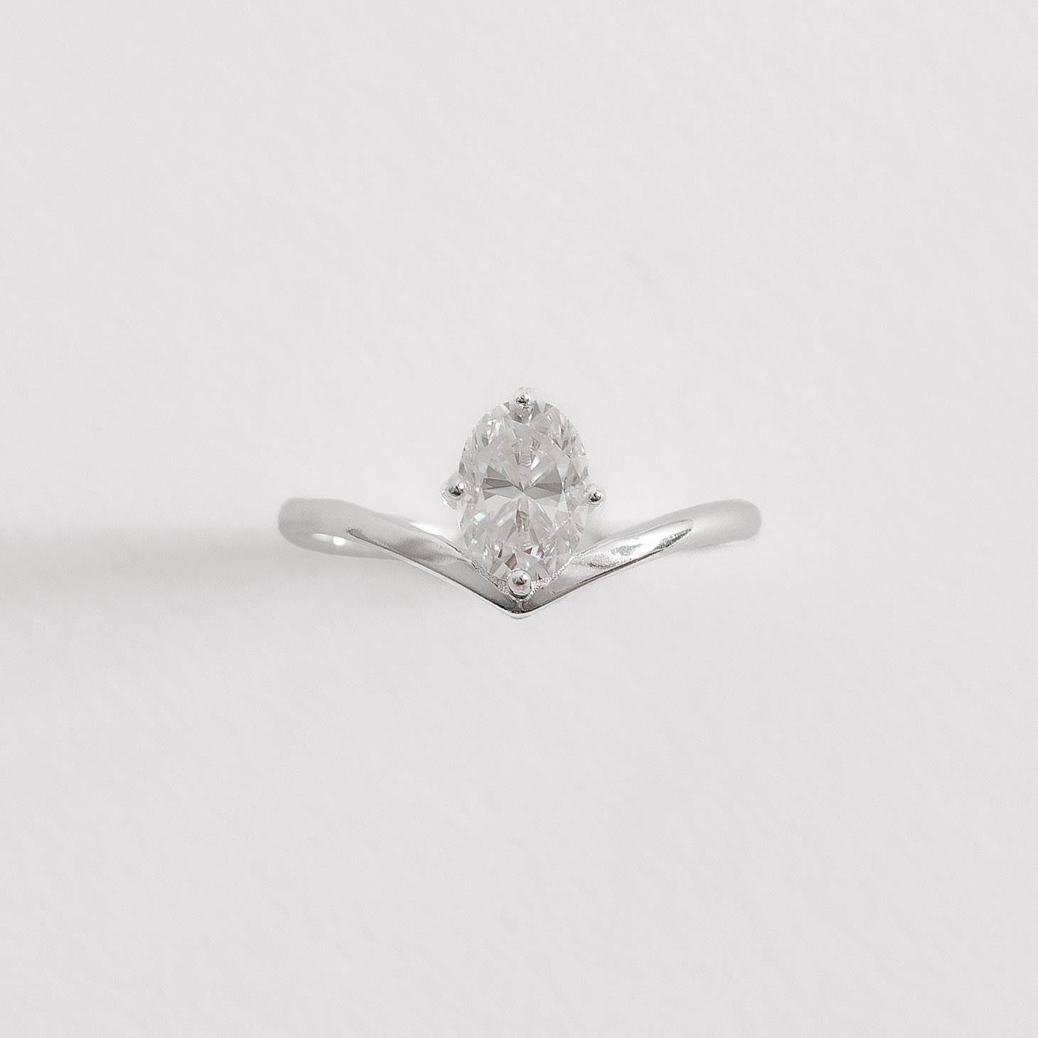 Imagem Anel v solitário moissanite oval 5x7mm