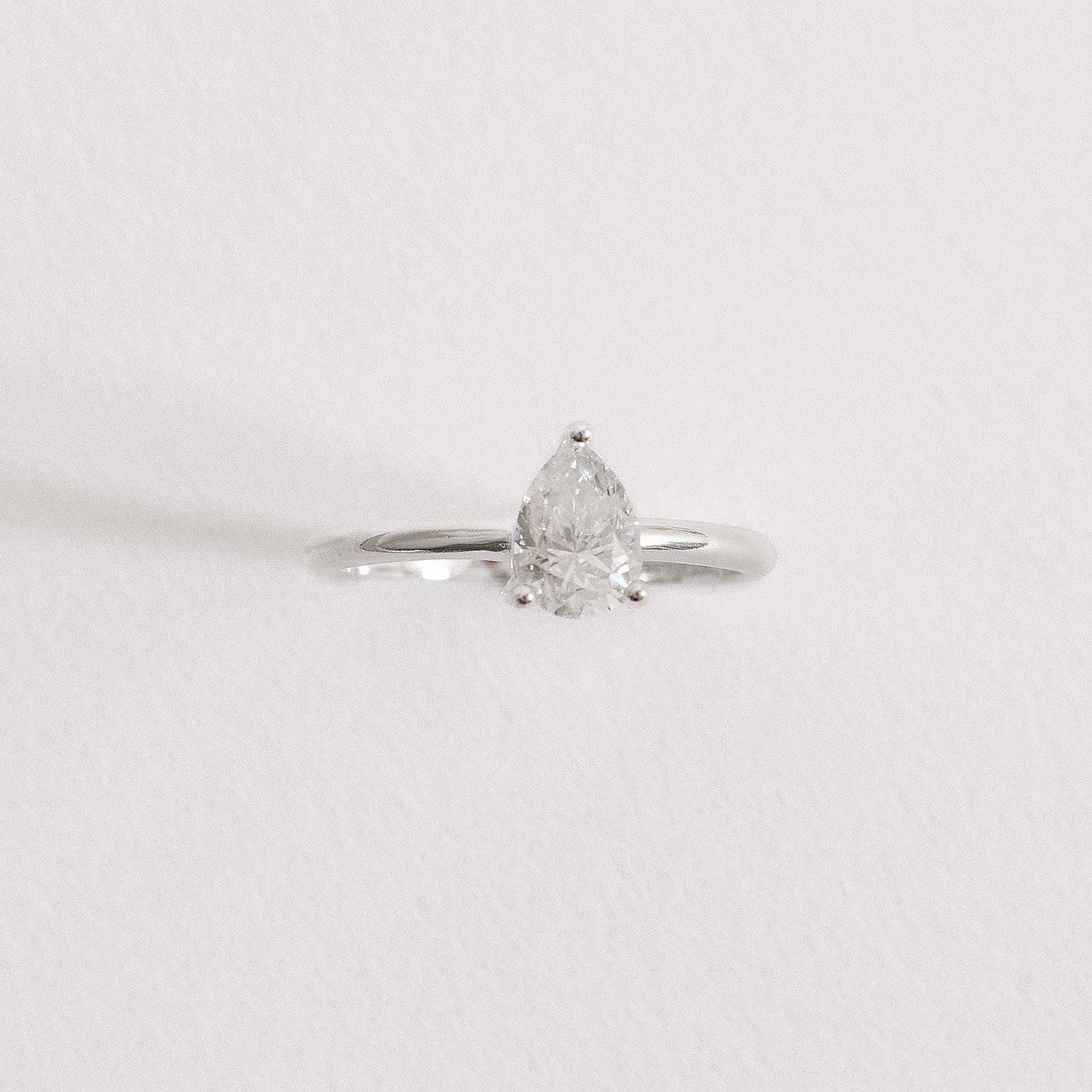 Imagem Anel solitário moissanite gota 5x7mm