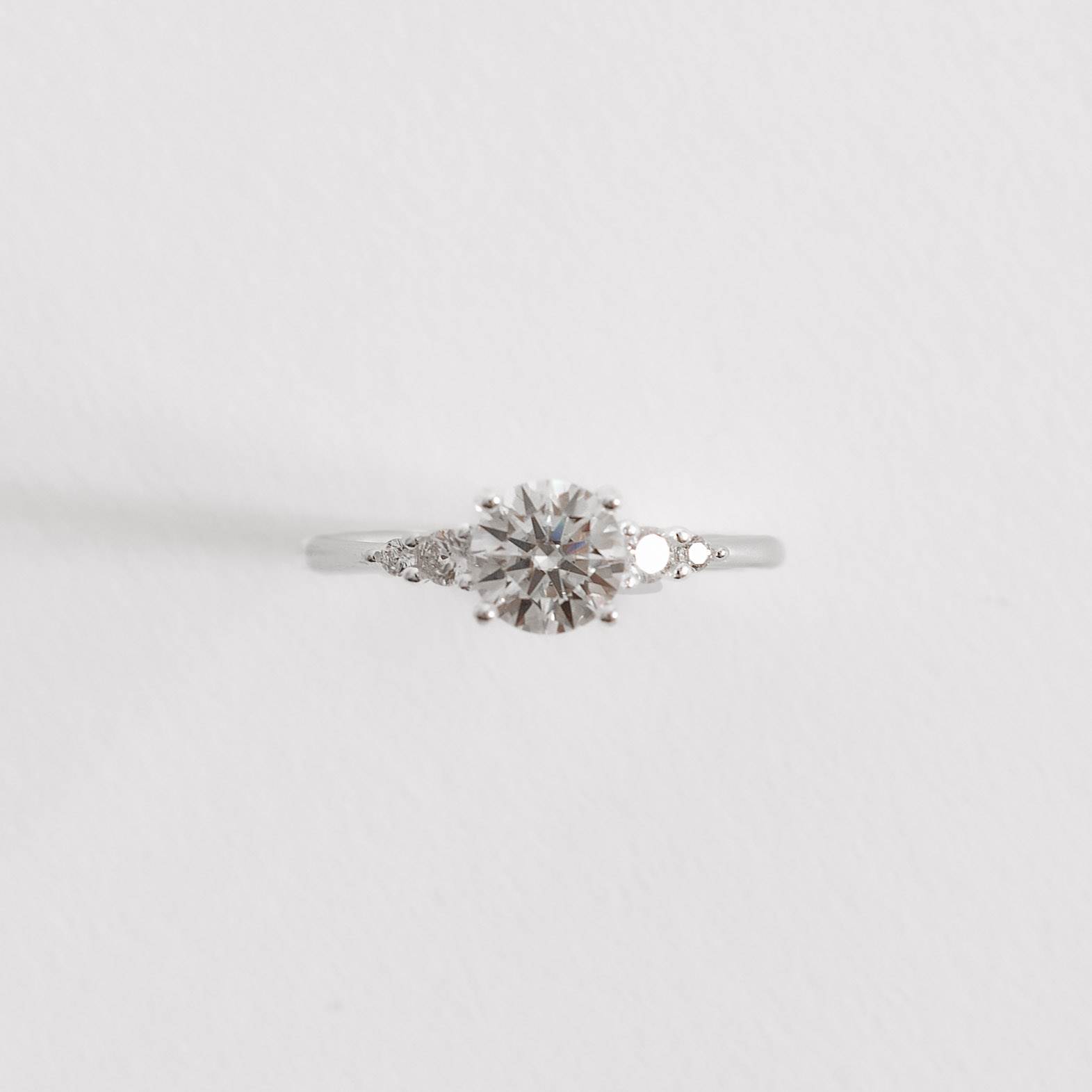 Anel solitário moissanite 6mm com cravejado lateral