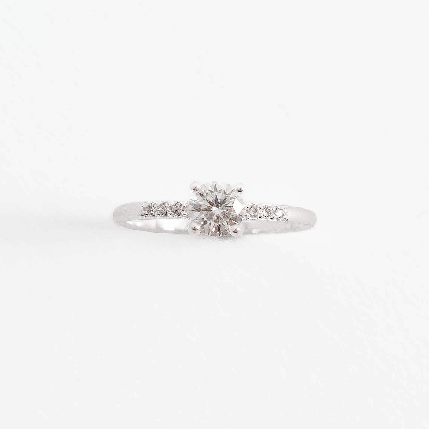 Imagem Anel solitário moissanite 5mm com cravejado embutido