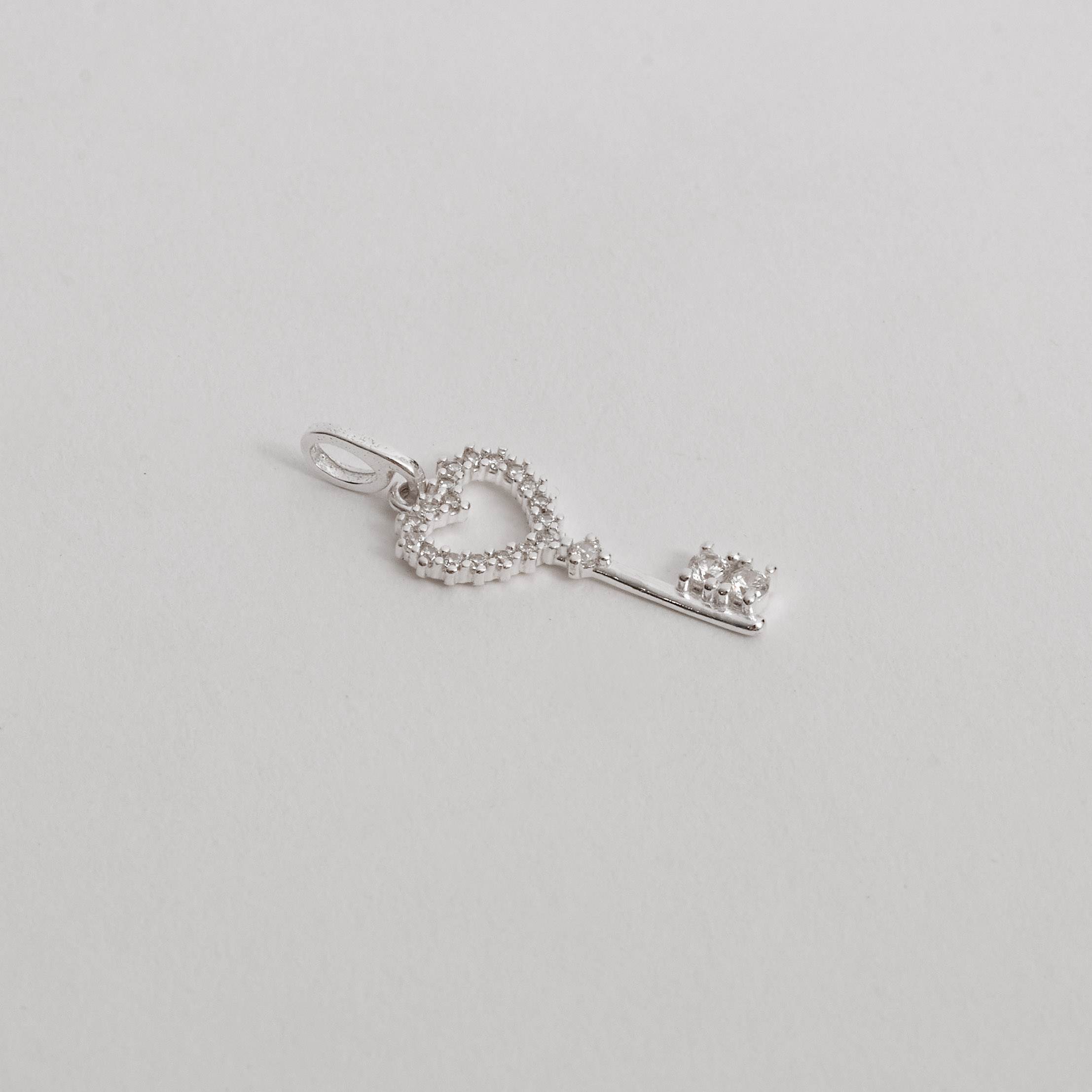 Pingente chave coração vazado cravejado 19mm