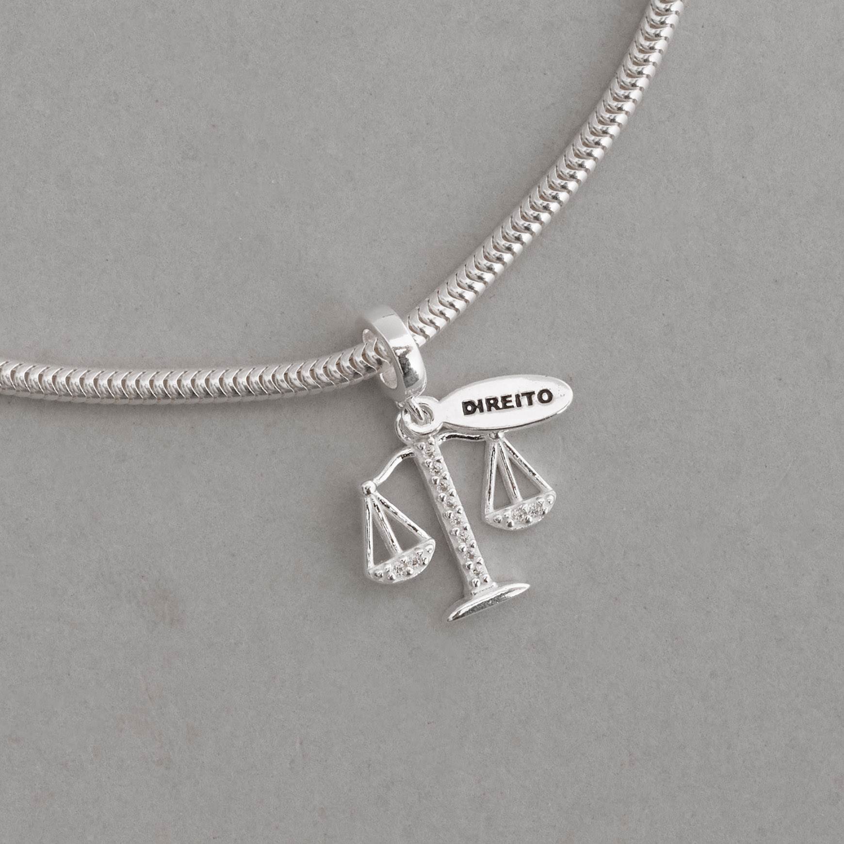 Berloque pingente placa Direito com símbolo cravejado 15mm