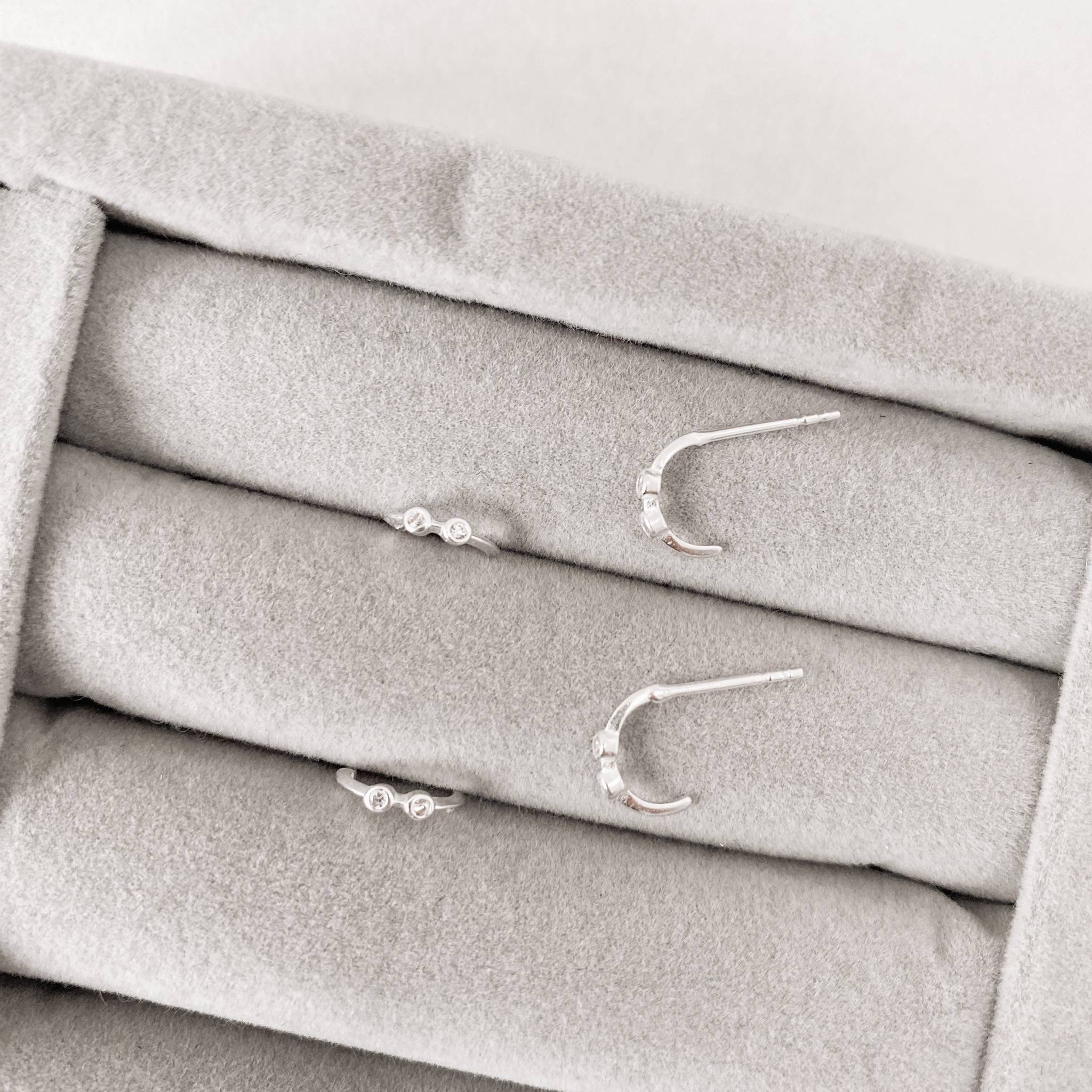 Brinco meia argola 9mm detalhe zircônia