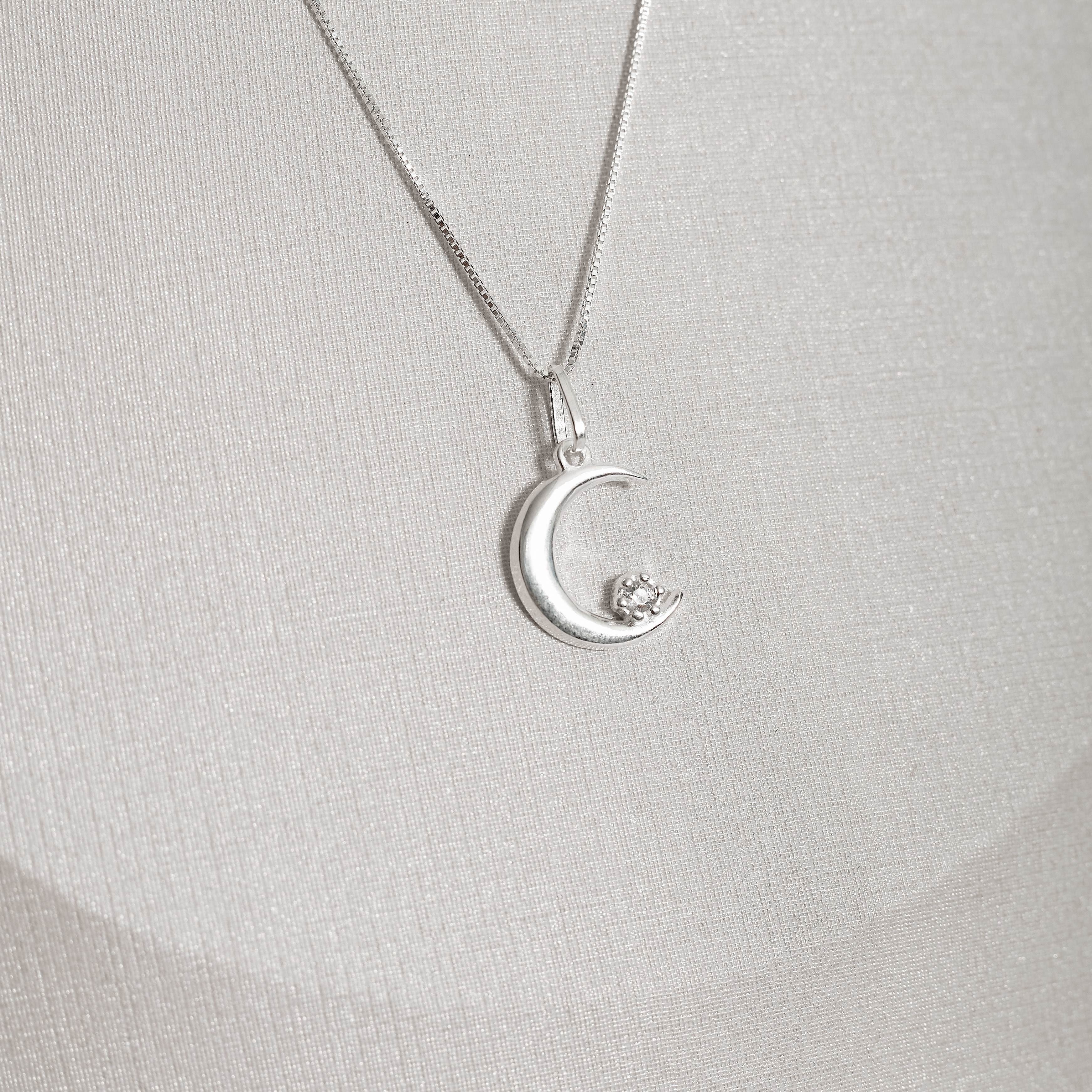 Colar pingente lua com detalhe zircônia 14mm 45cm