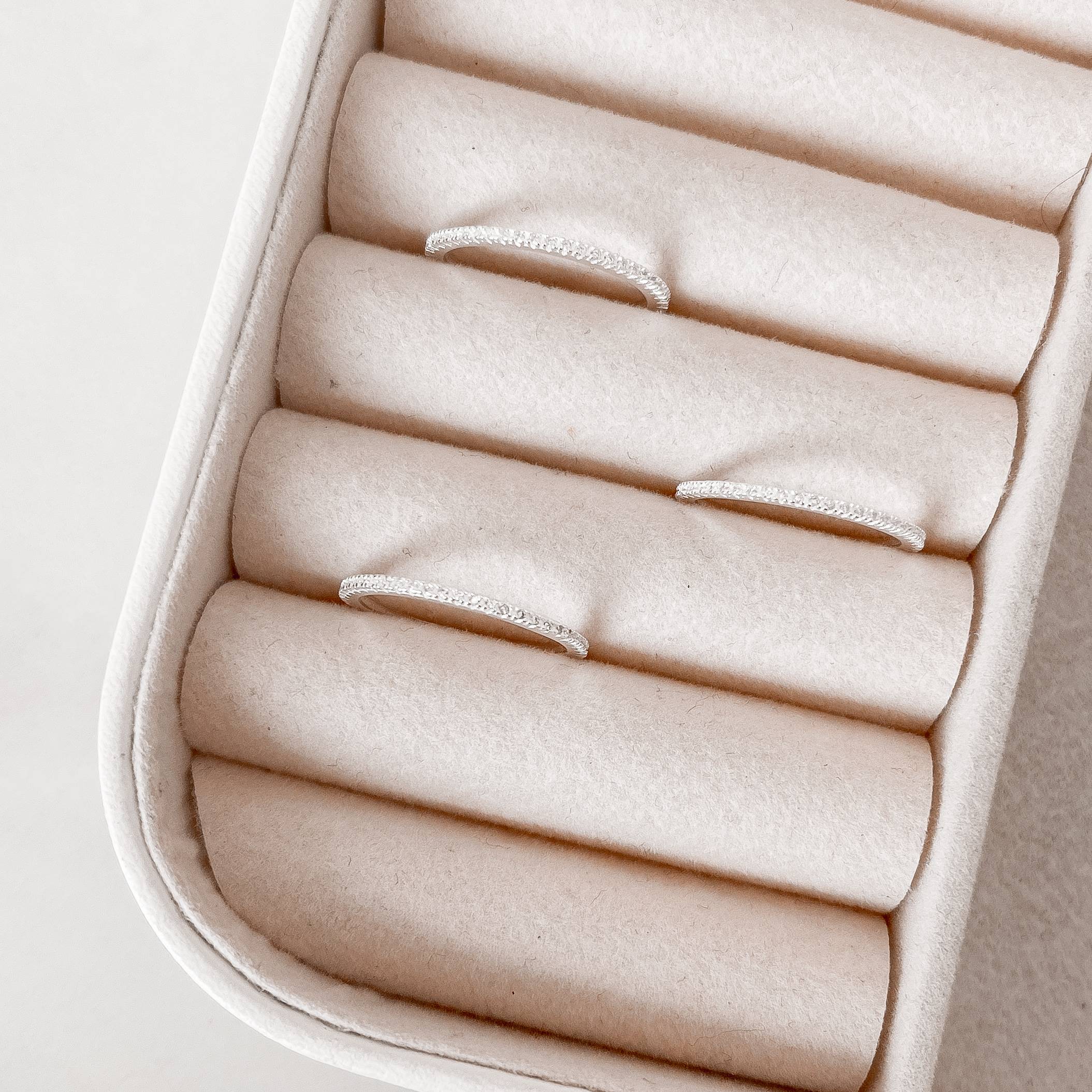 Imagem Anel aliança fina cravejada cristal