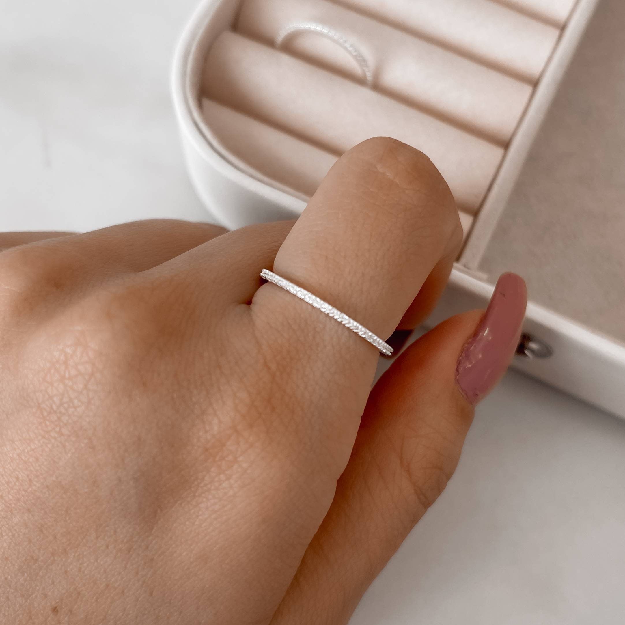 Imagem Secundária Anel aliança fina cravejada cristal