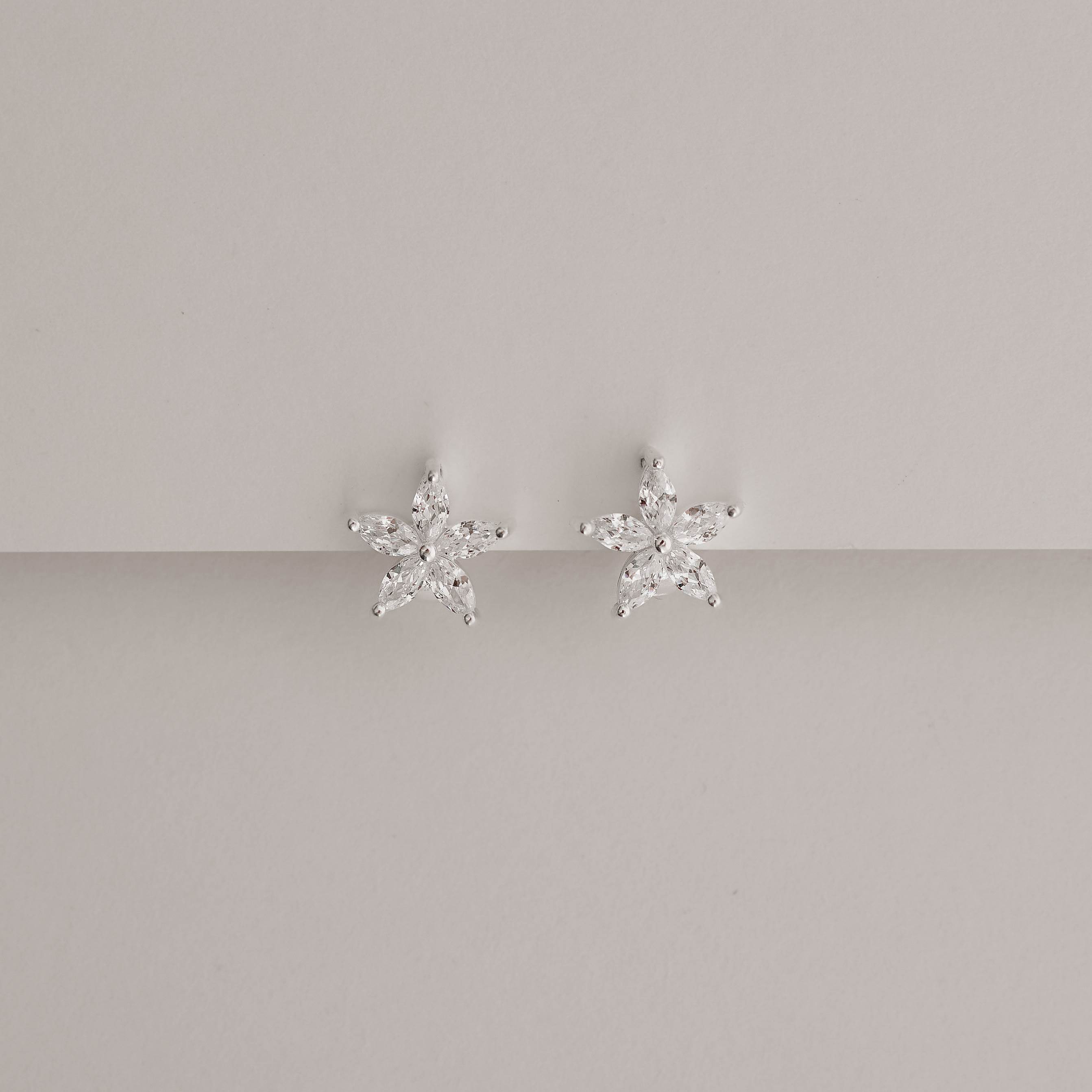 Imagem Argola click 10mm flor cravejada