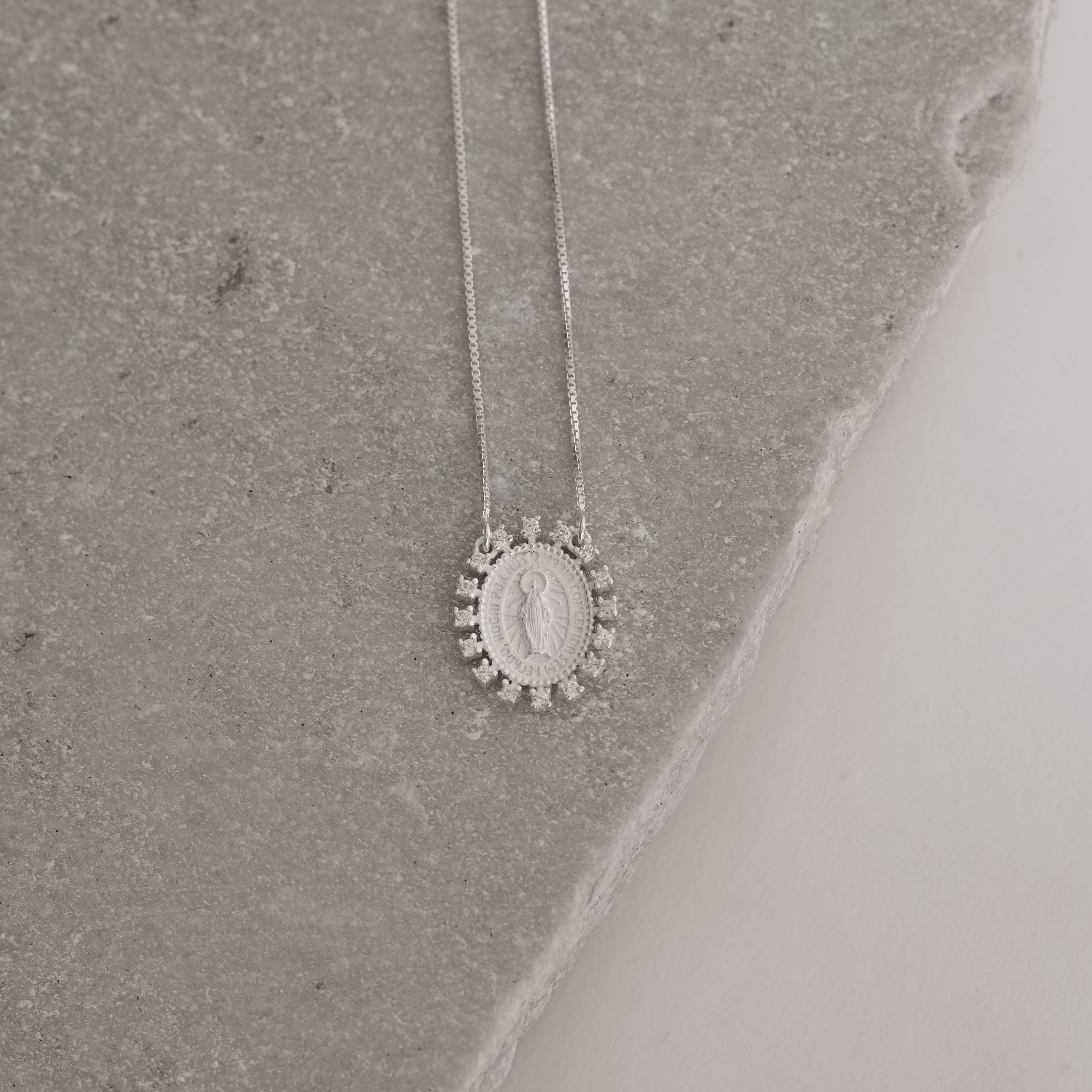 Colar entremeio medalha Nsa. Sra. das Graças com zircônias 19mm v15 45cm