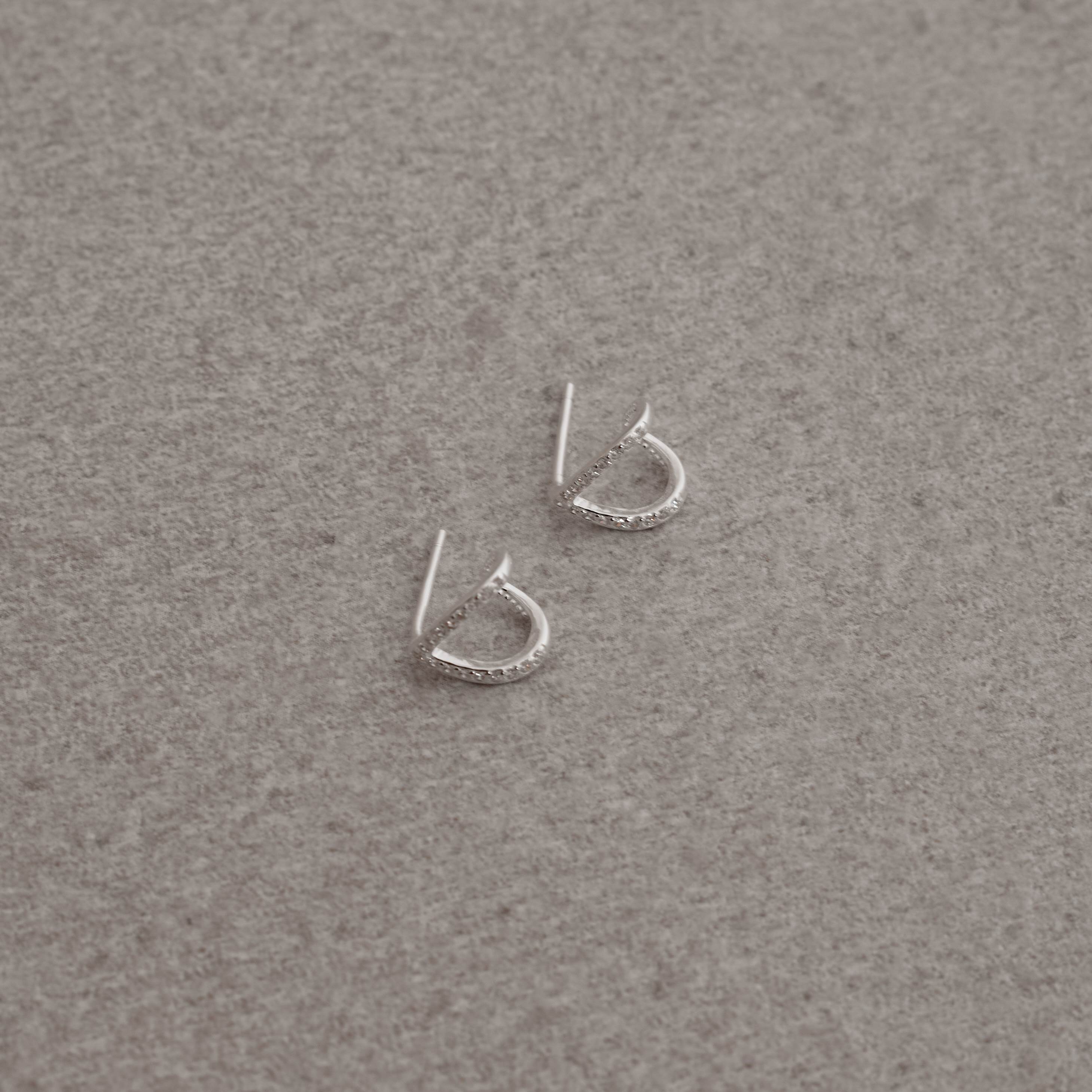 Imagem Secundária Brinco meia argola vazada cravejada 10mm tarraxa